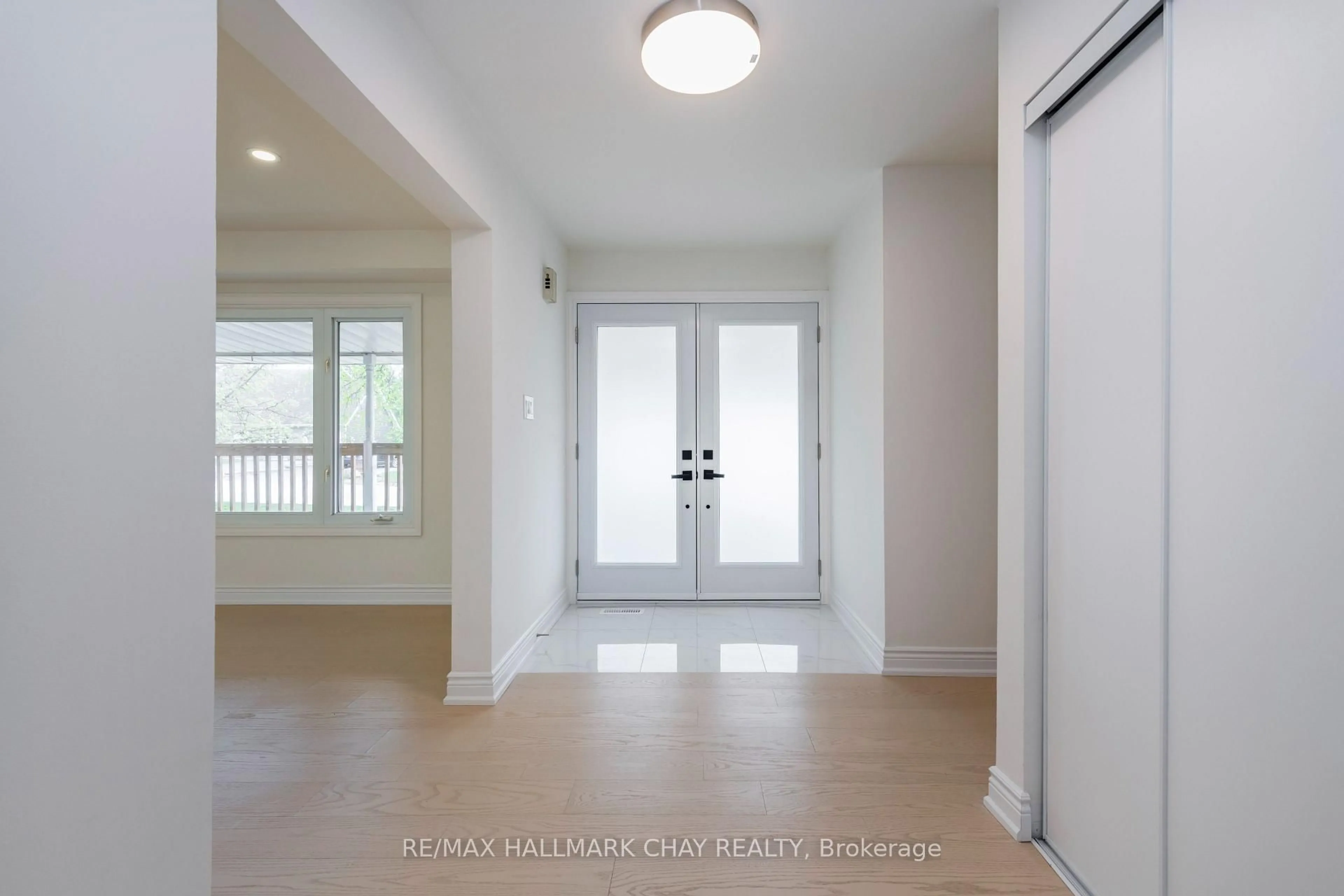 Indoor entryway for 19 Noam Dr, Barrie Ontario L4N 4N3
