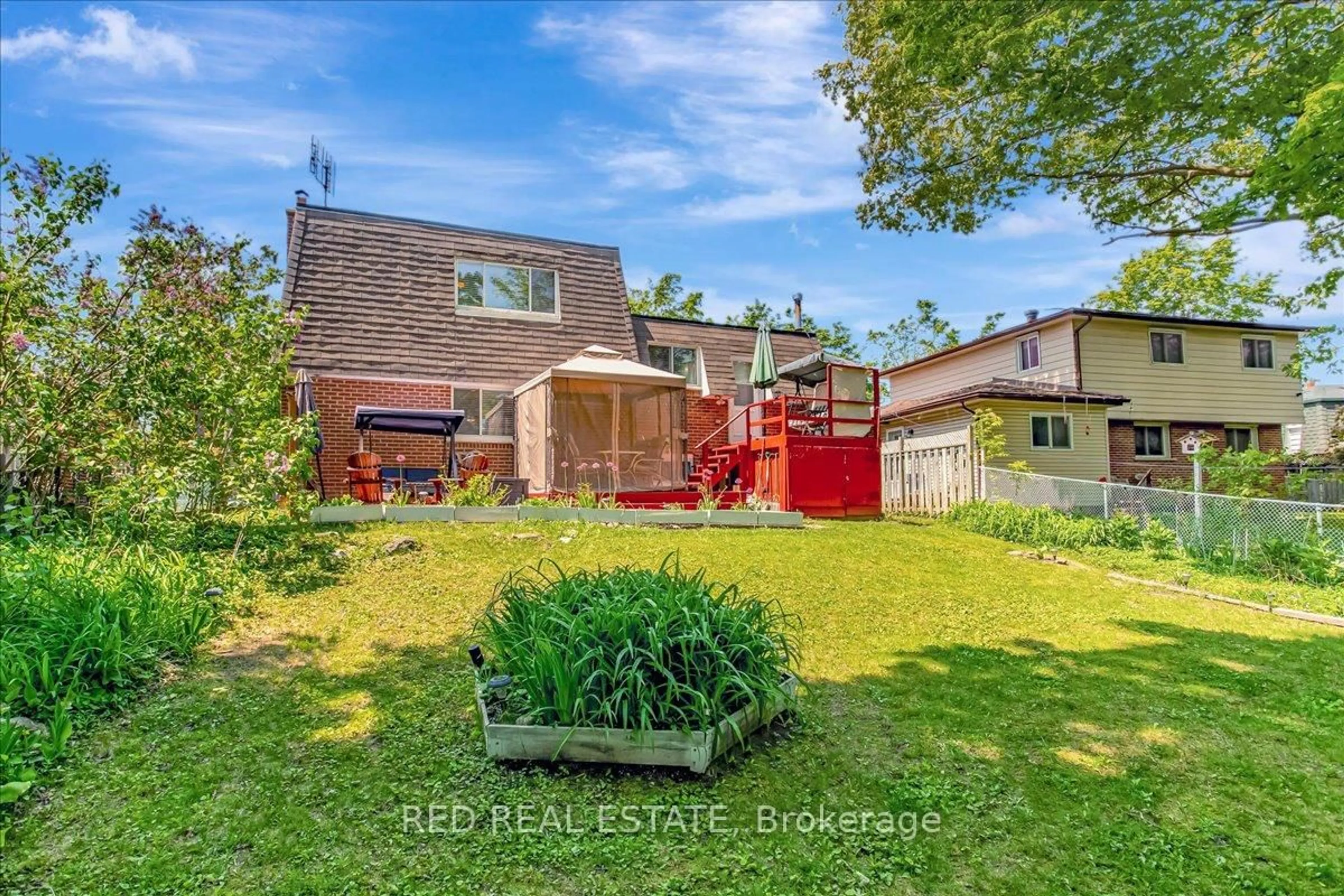 A pic from outside/outdoor area/front of a property/back of a property/a pic from drone, street for 45 Springdale Dr, Barrie Ontario L4M 5A8