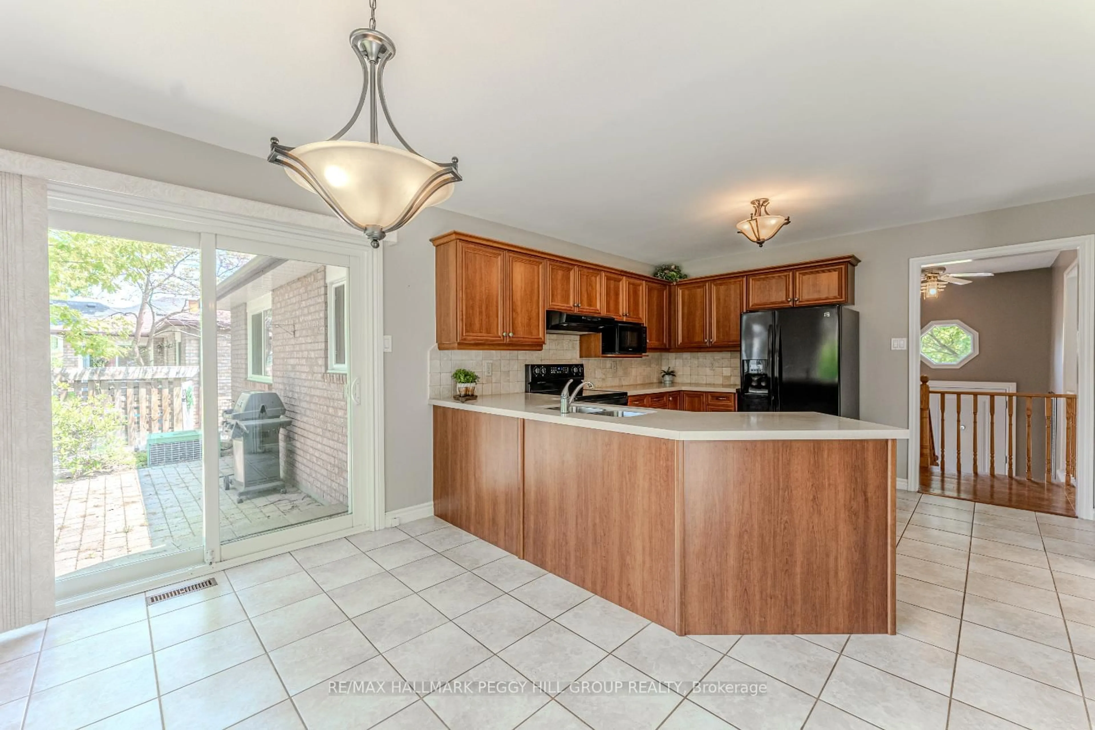 Open concept kitchen, ceramic/tile floor for 24 Layton Cres, Barrie Ontario L4N 6G3