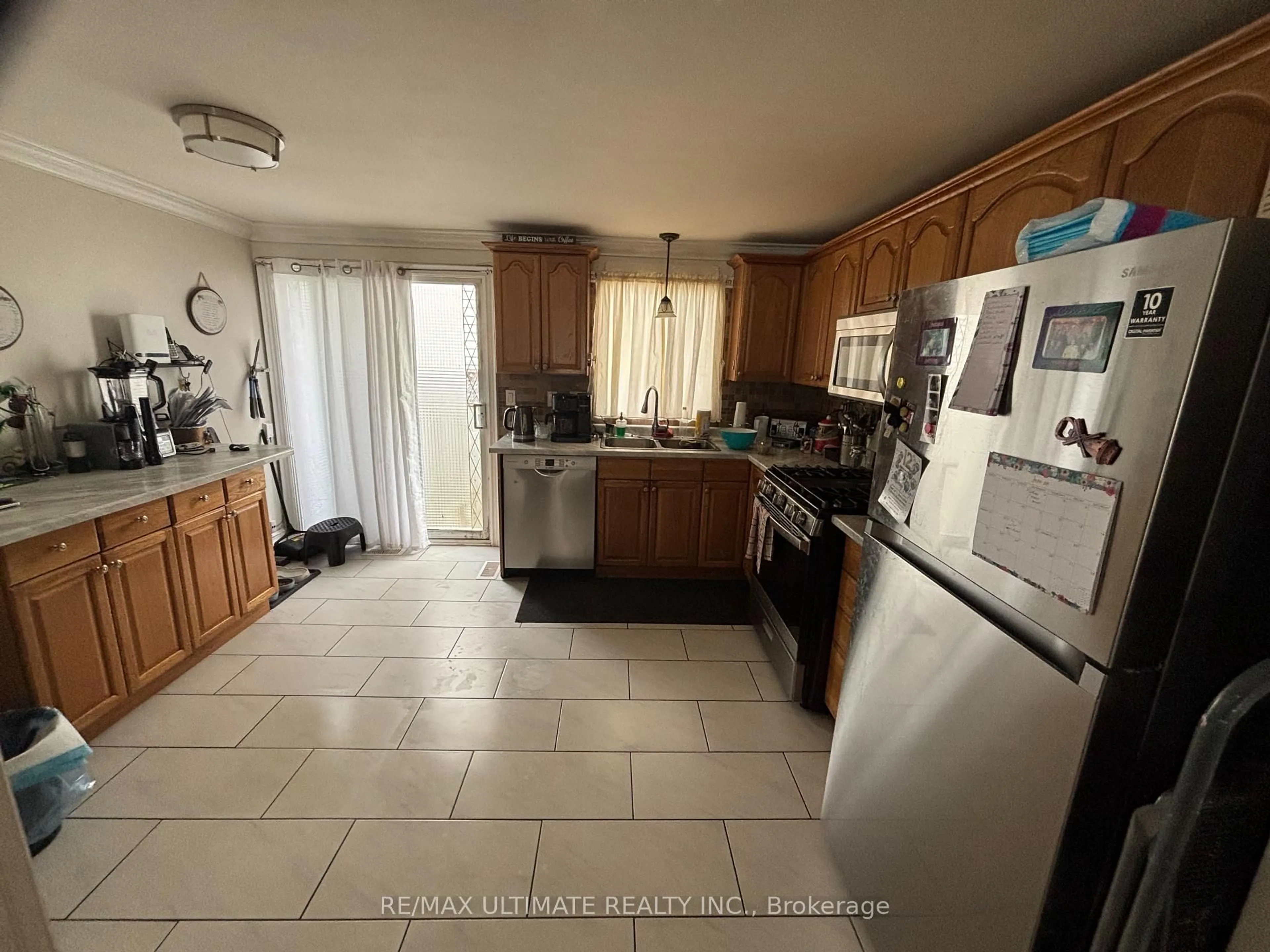 Standard kitchen, ceramic/tile floor for 18 Hickling Tr, Barrie Ontario L4M 5S3