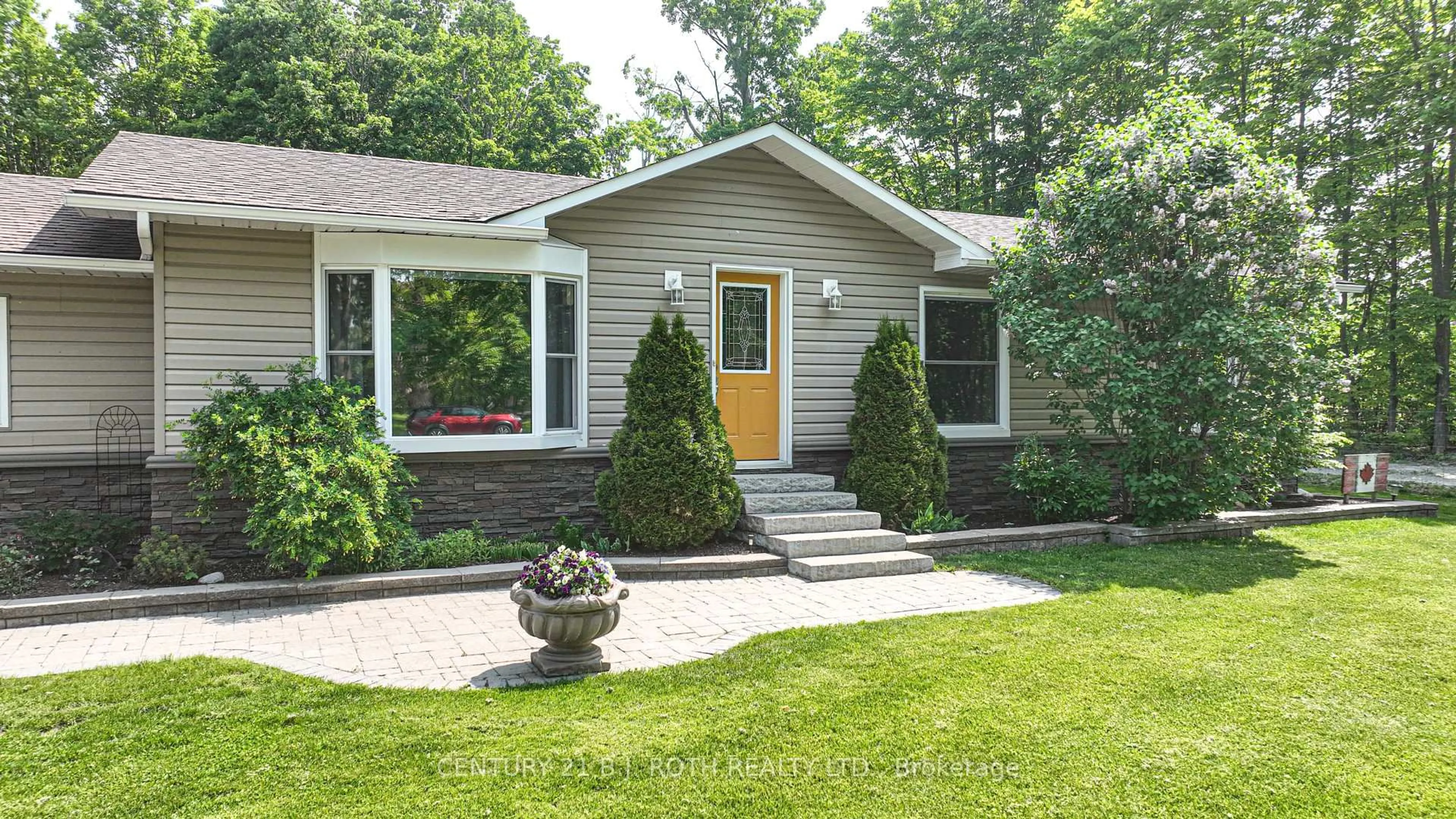 Home with vinyl exterior material, street for 141 Bass Line, Oro-Medonte Ontario L3V 0J9