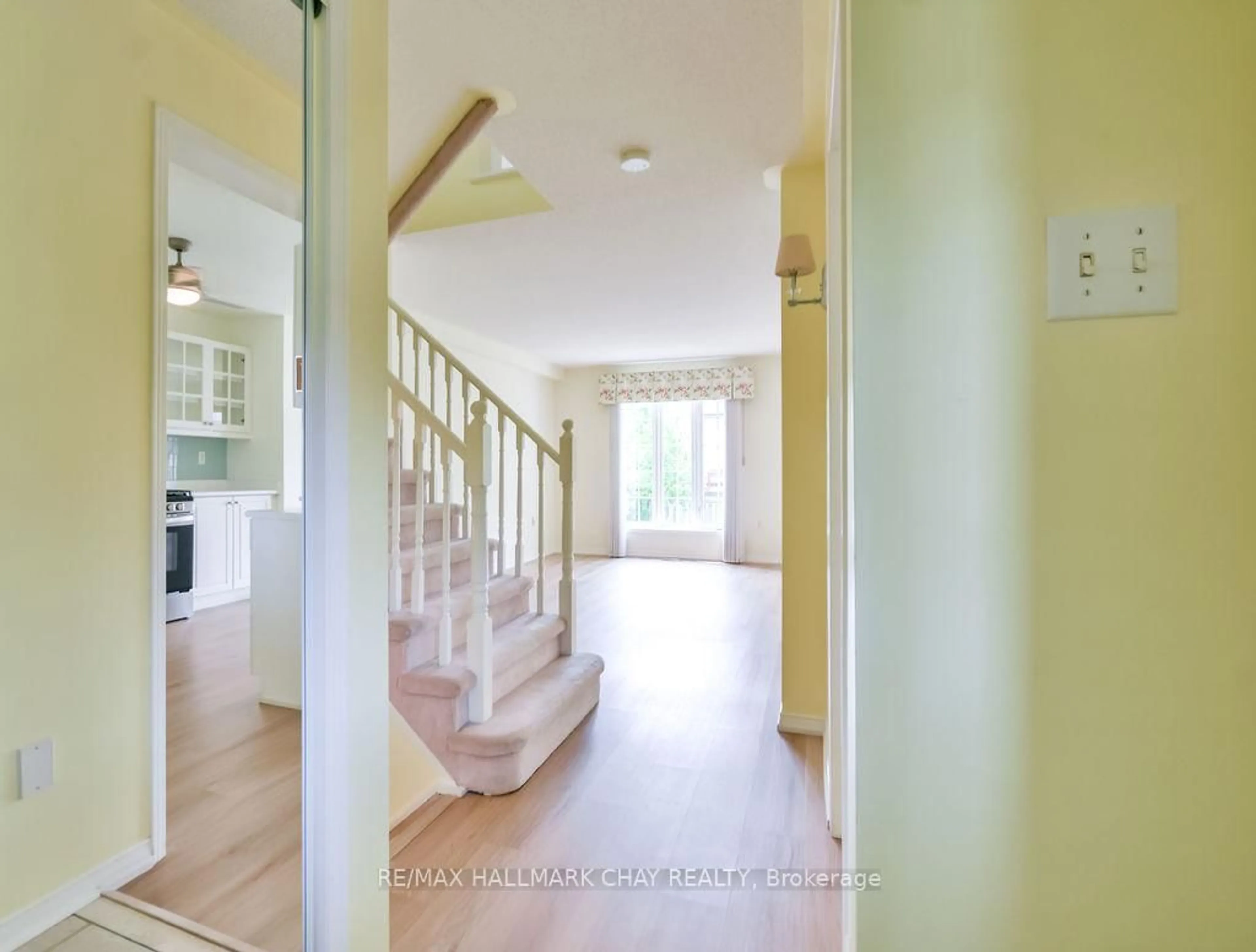 Indoor foyer for 19 Taylor Dr, Barrie Ontario L4N 8K6