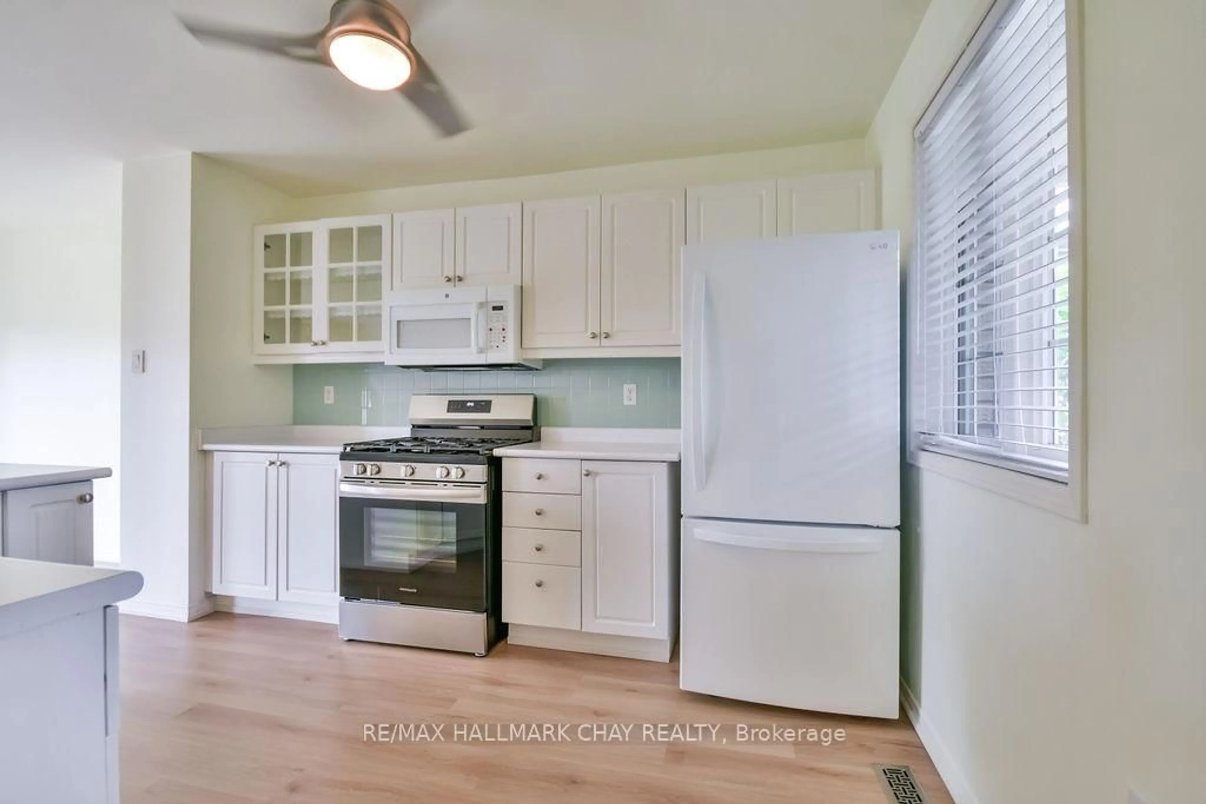 Standard kitchen, unknown for 19 Taylor Dr, Barrie Ontario L4N 8K6