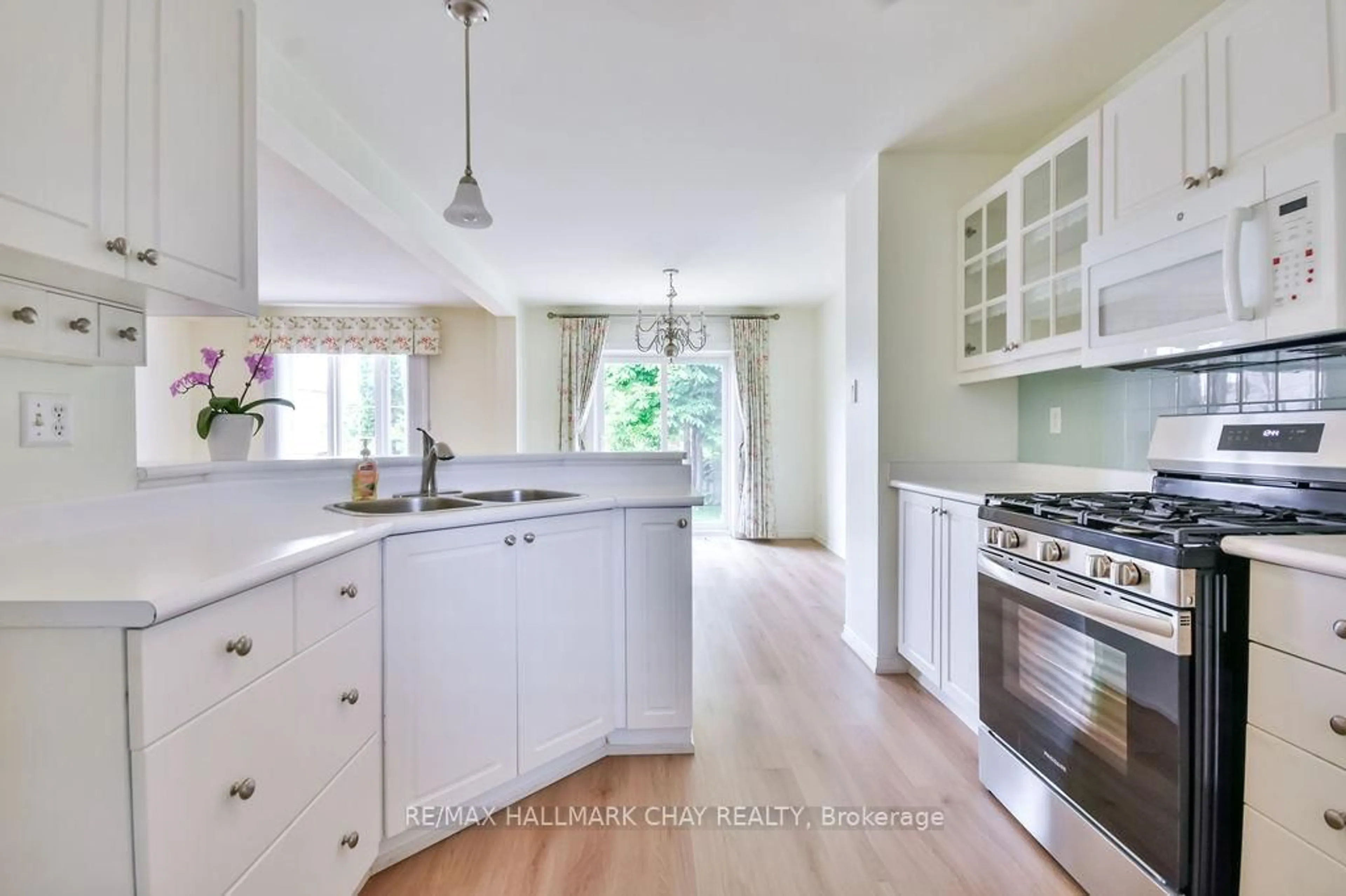 Open concept kitchen, ceramic/tile floor for 19 Taylor Dr, Barrie Ontario L4N 8K6