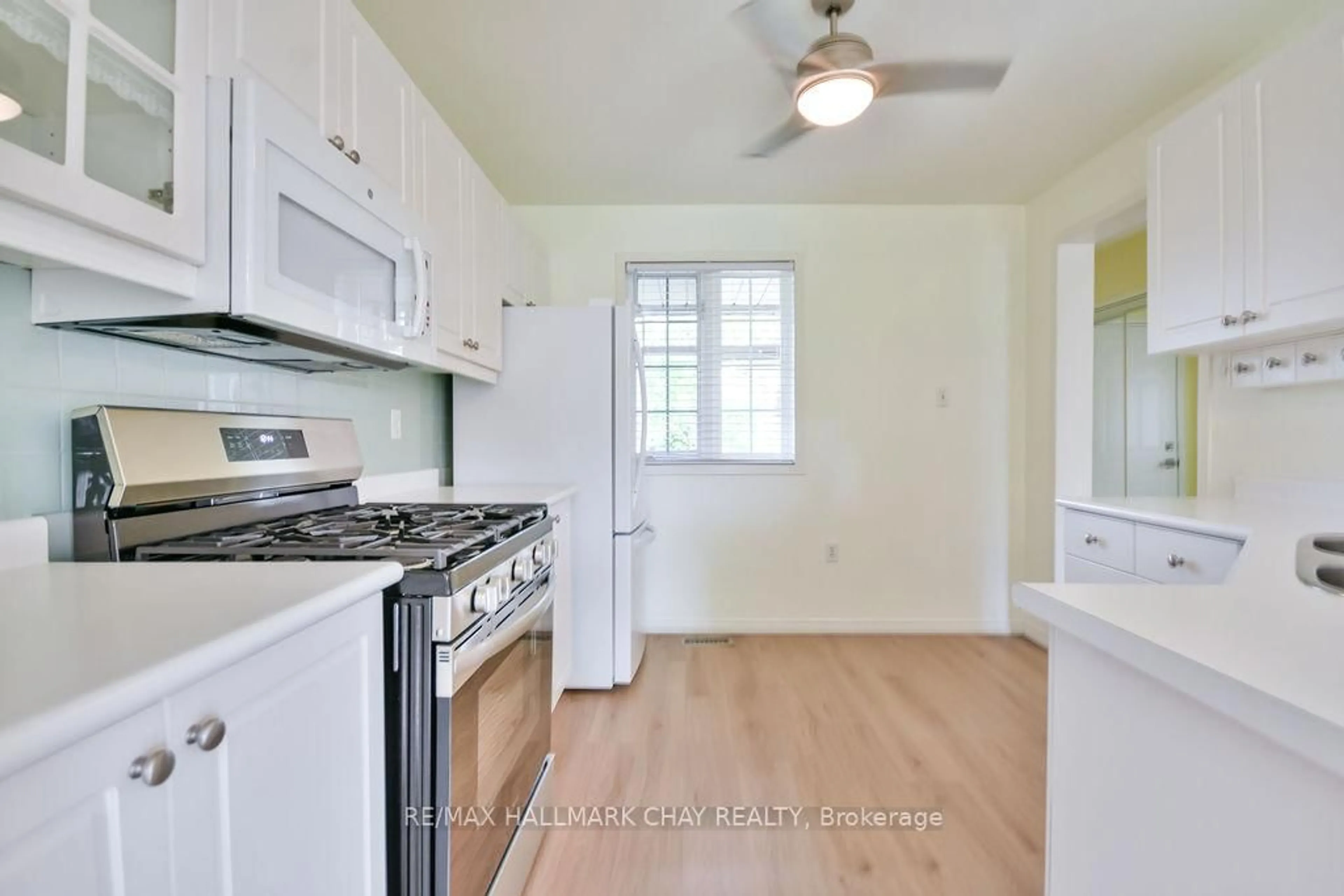 Standard kitchen, unknown for 19 Taylor Dr, Barrie Ontario L4N 8K6
