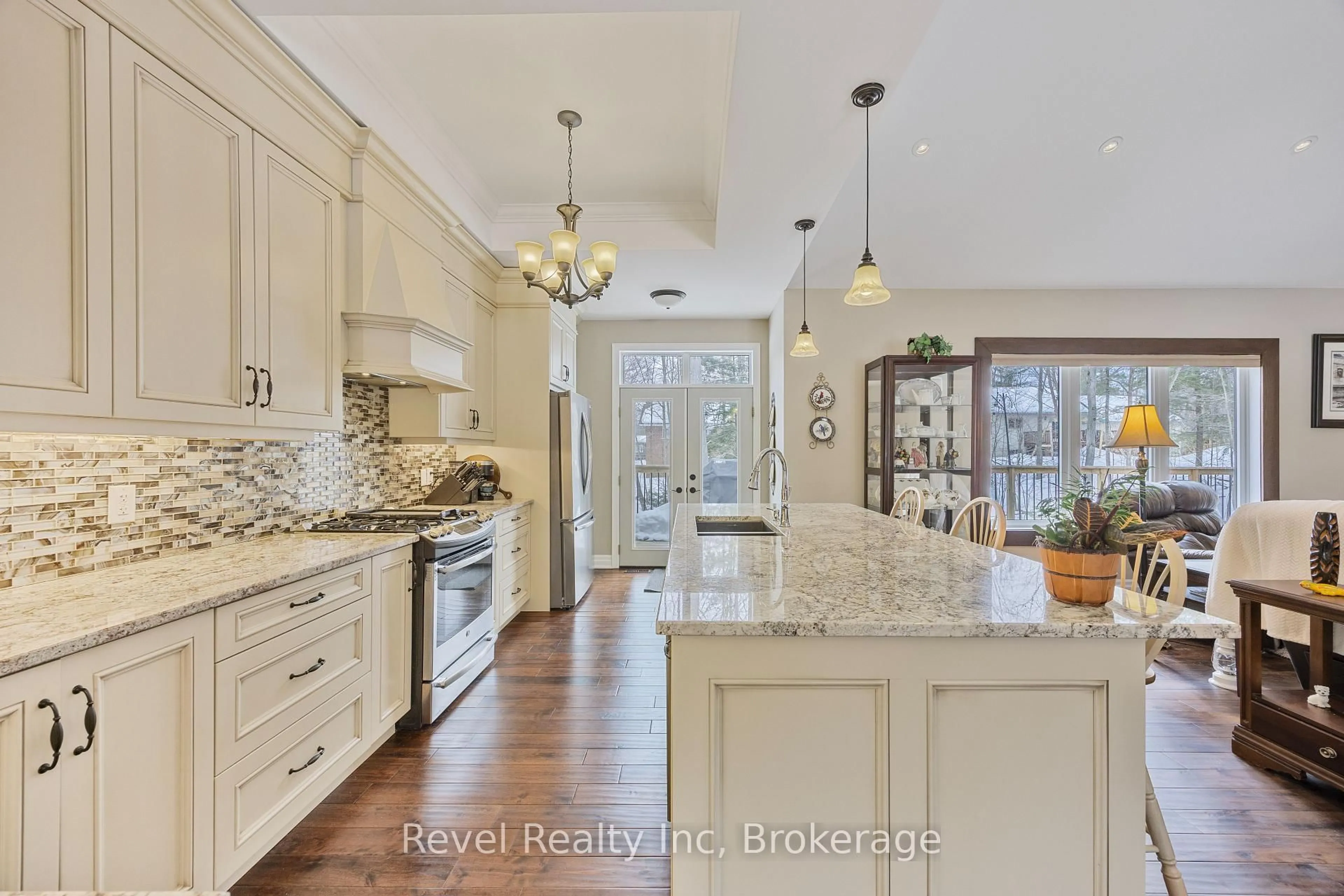 Open concept kitchen, ceramic/tile floor for 80 Forest Circ, Tiny Ontario L9M 0H4