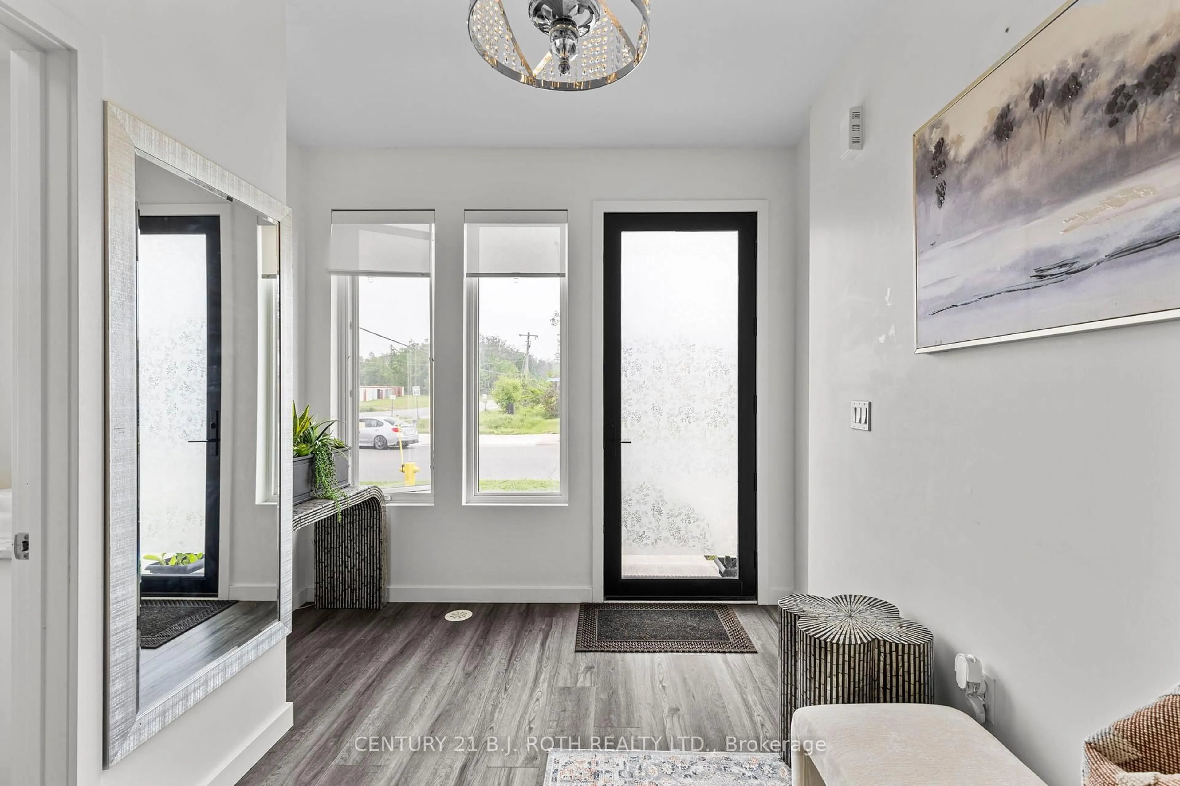 Indoor entryway for 152 ATHABASKA Rd, Barrie Ontario L4N 8E5