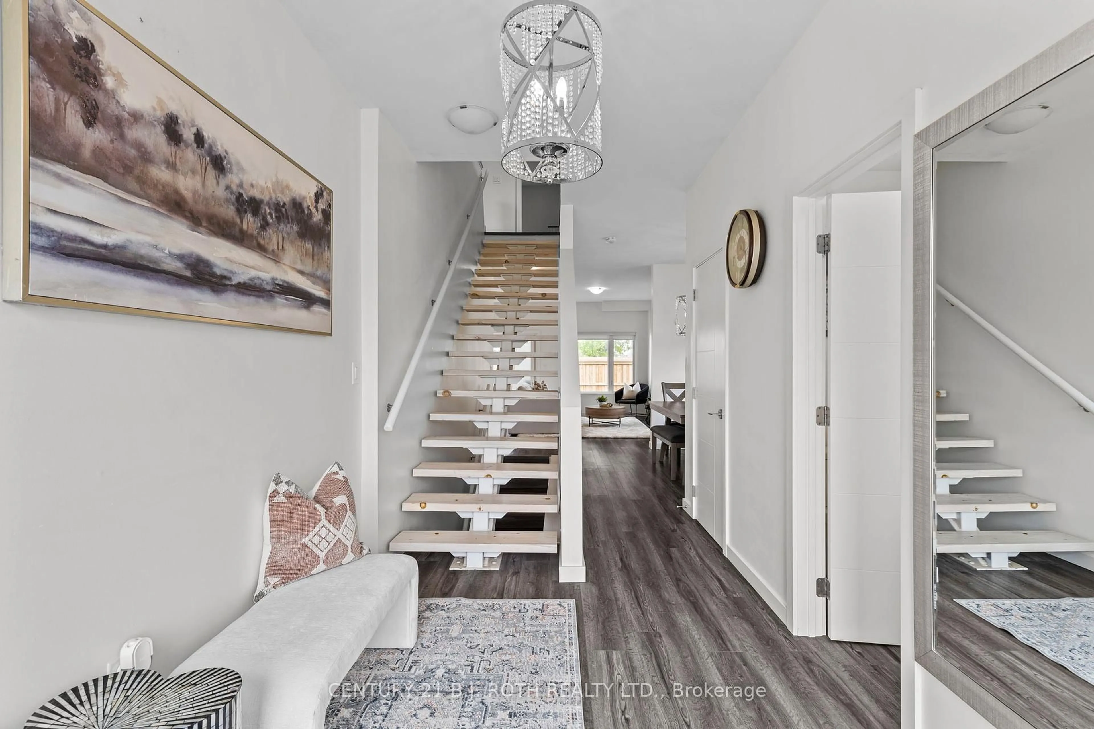 Indoor entryway for 152 ATHABASKA Rd, Barrie Ontario L4N 8E5