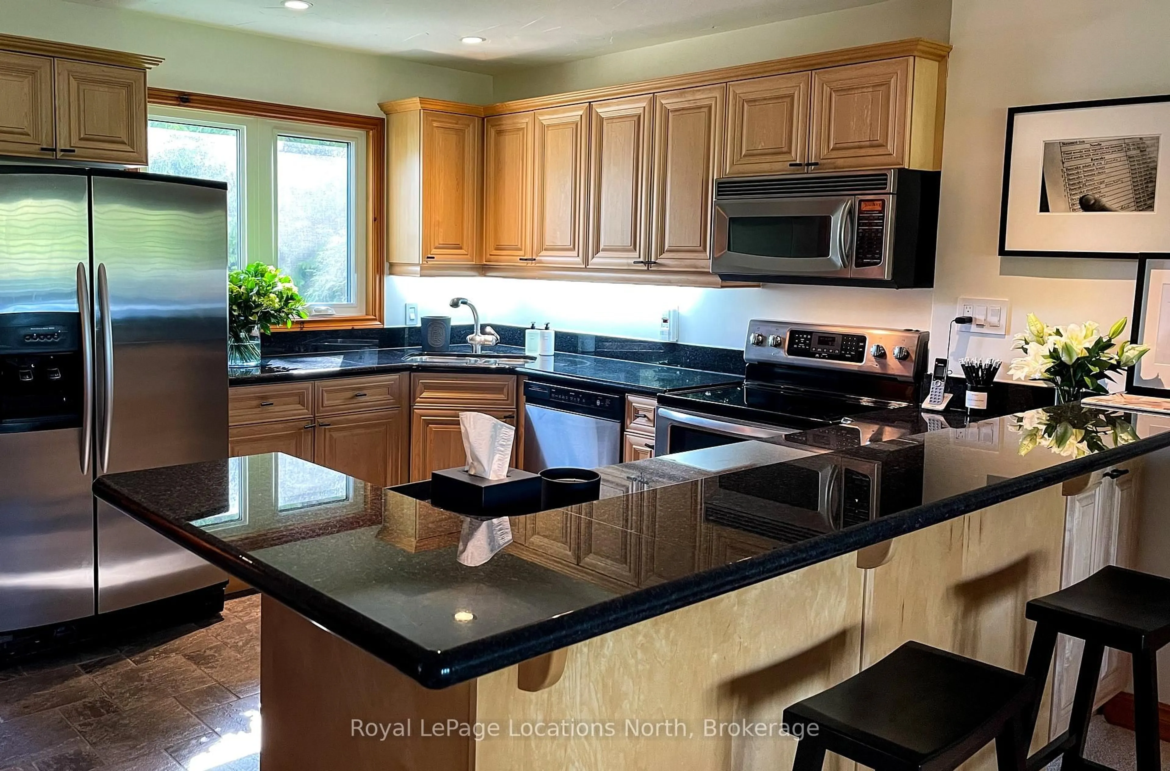Open concept kitchen, ceramic/tile floor for 564 Oxbow Cres, Collingwood Ontario L9Y 5B4