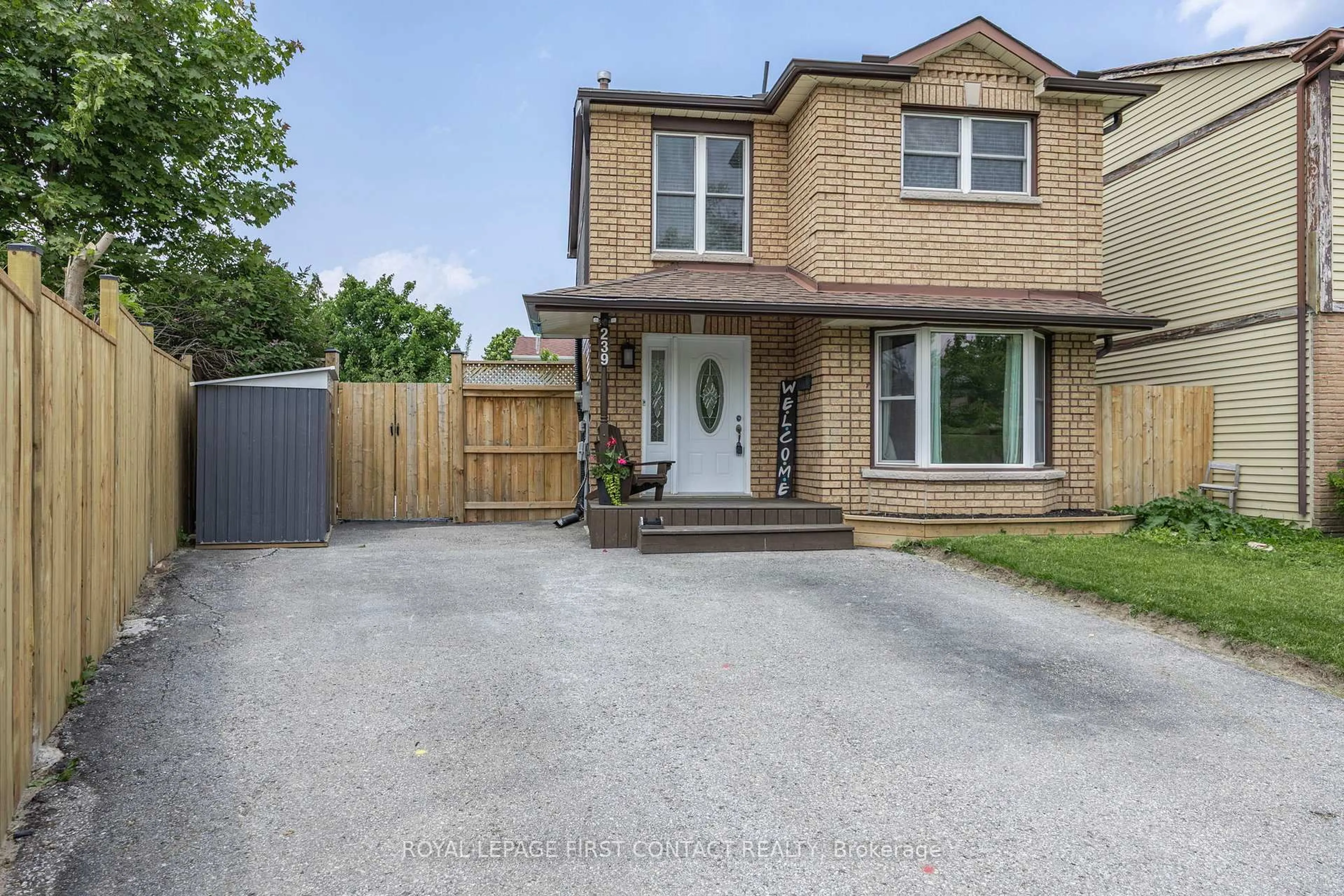A pic from outside/outdoor area/front of a property/back of a property/a pic from drone, street for 239 BROWNING Tr, Barrie Ontario L4N 5C3