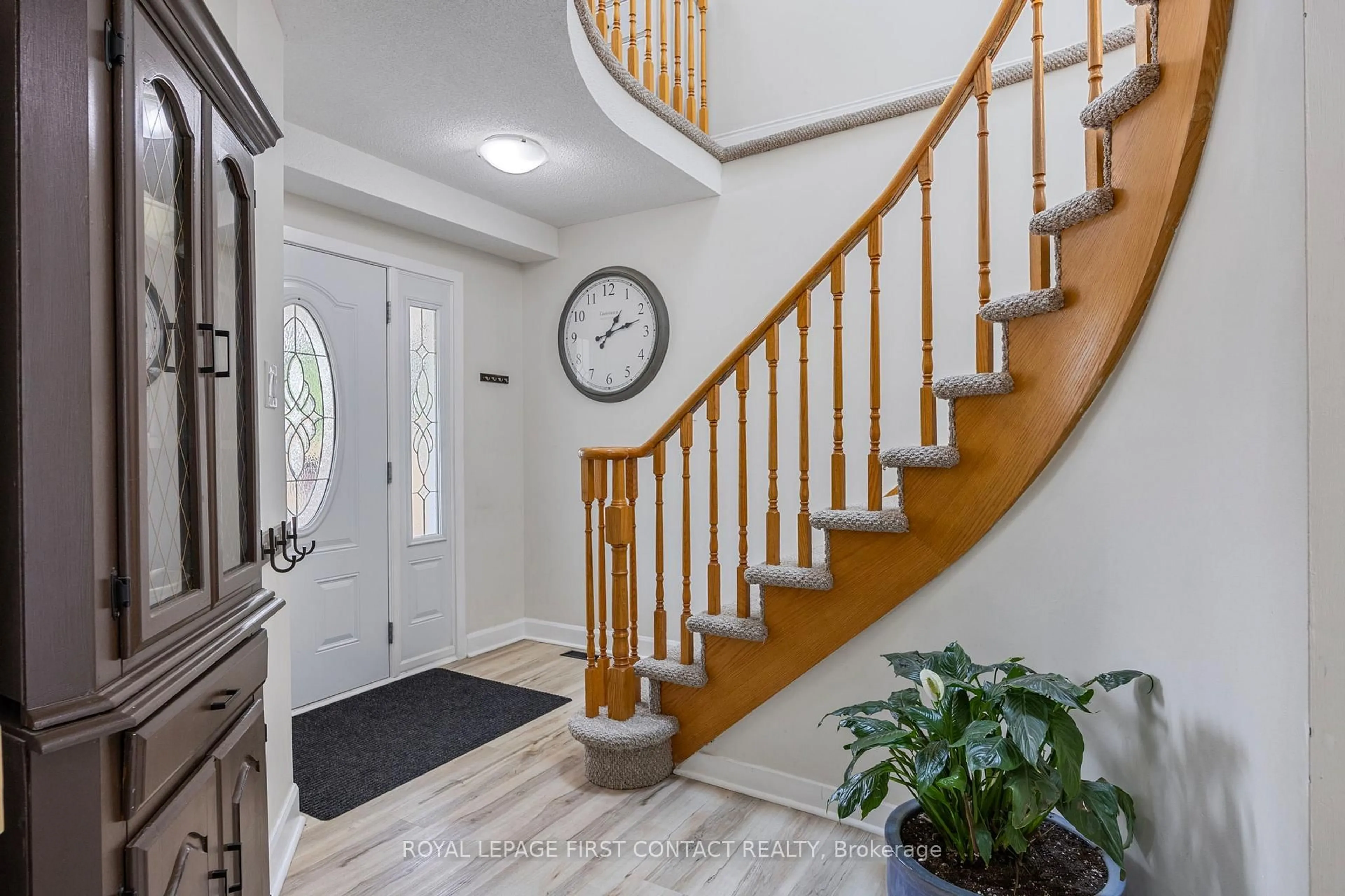 Indoor entryway for 239 BROWNING Tr, Barrie Ontario L4N 5C3