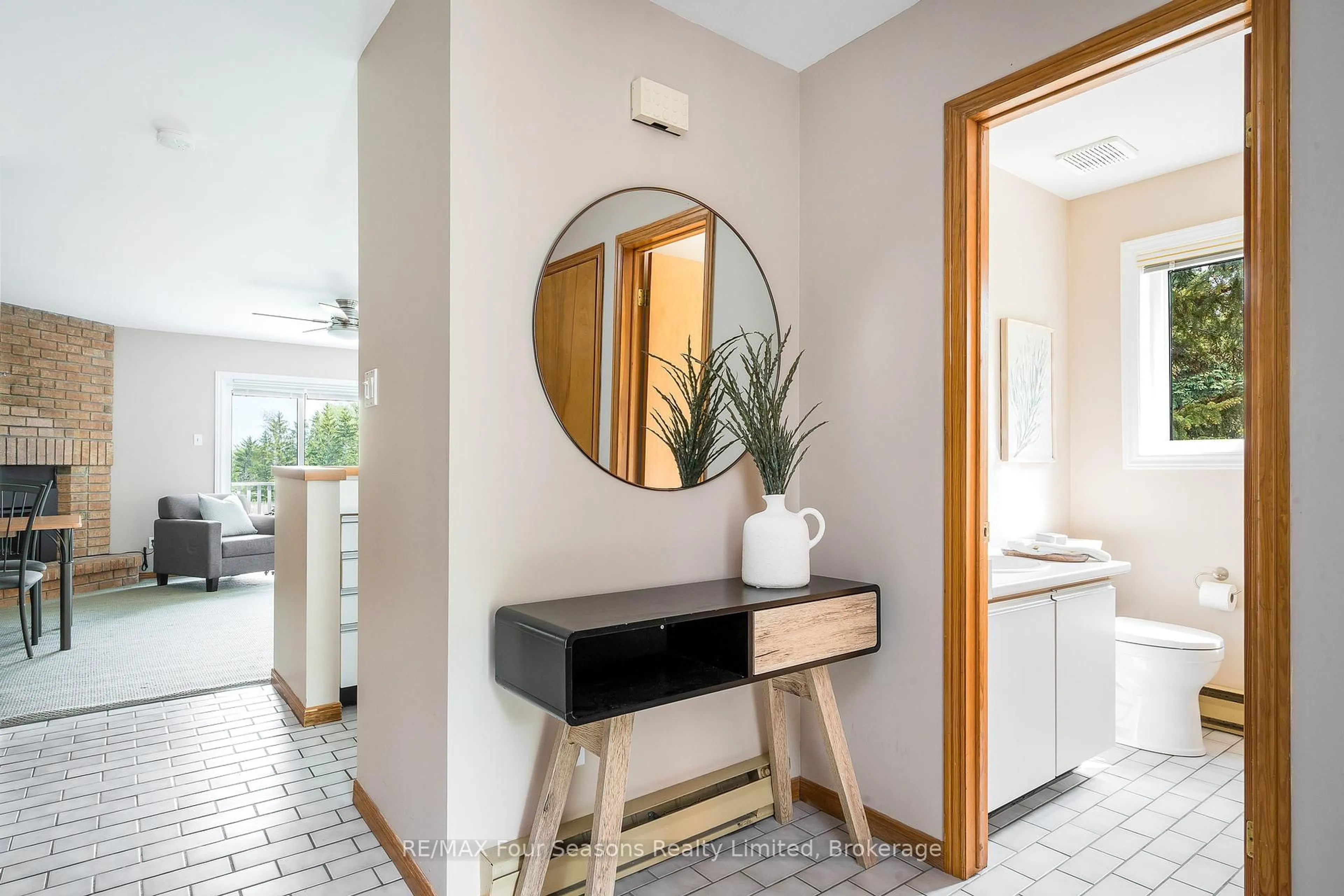 Indoor entryway for 4 Ramblings Way #27, Collingwood Ontario L9Y 5C6