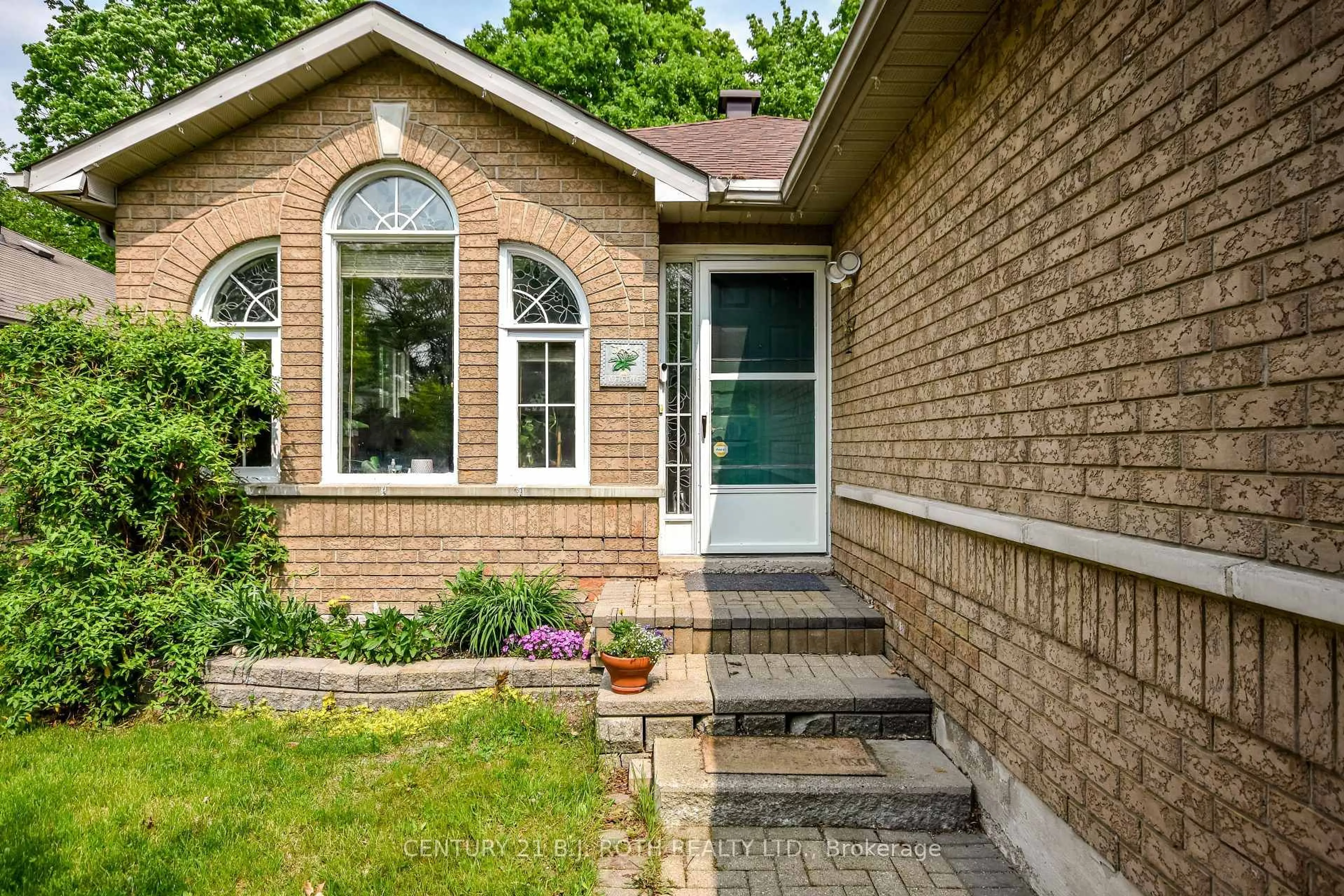 Home with brick exterior material, street for 37 Nicholson Dr, Barrie Ontario L4N 8L7