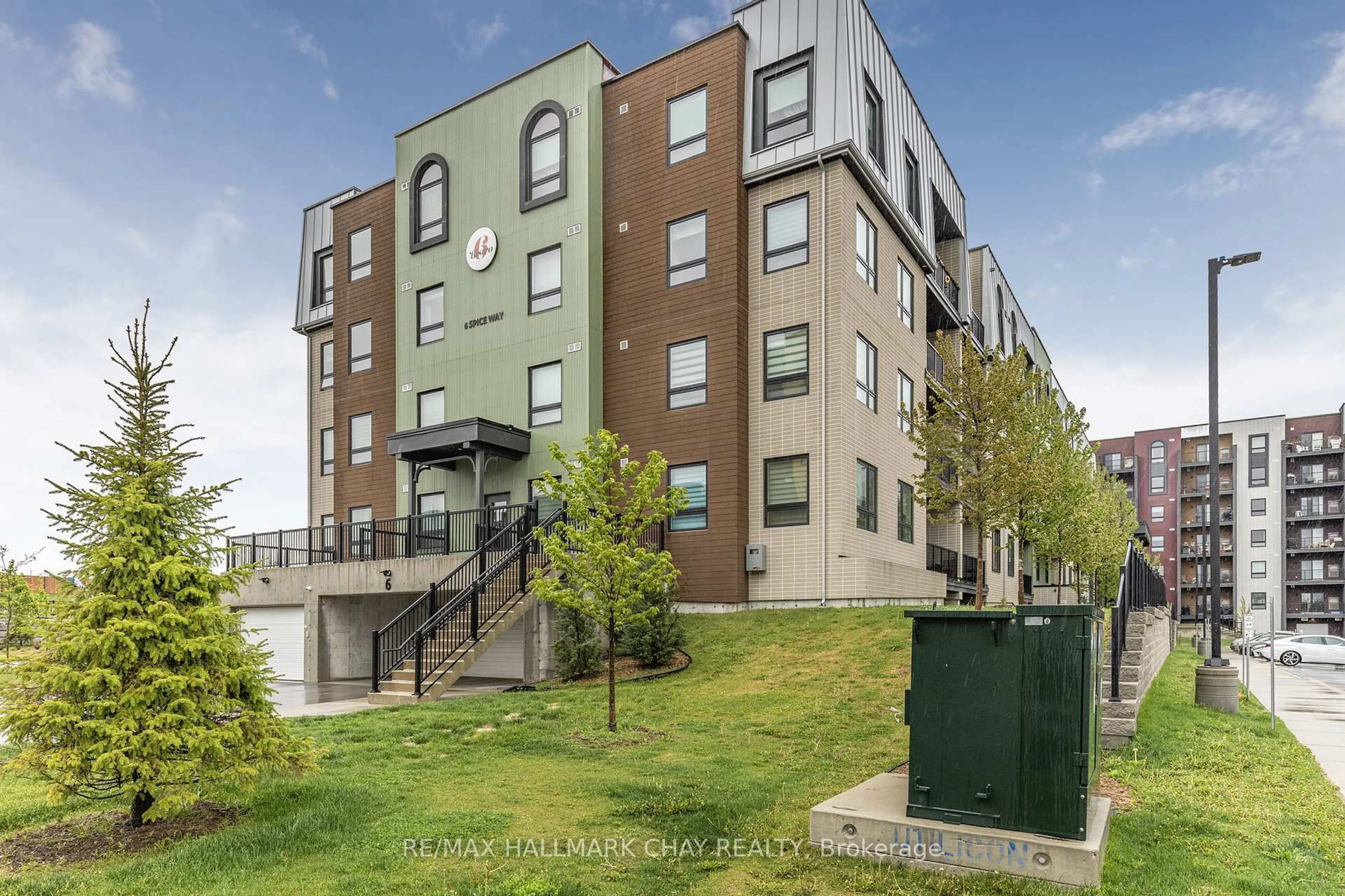 A pic from outside/outdoor area/front of a property/back of a property/a pic from drone, building for 6 Spice Way #208, Barrie Ontario L9J 0J9