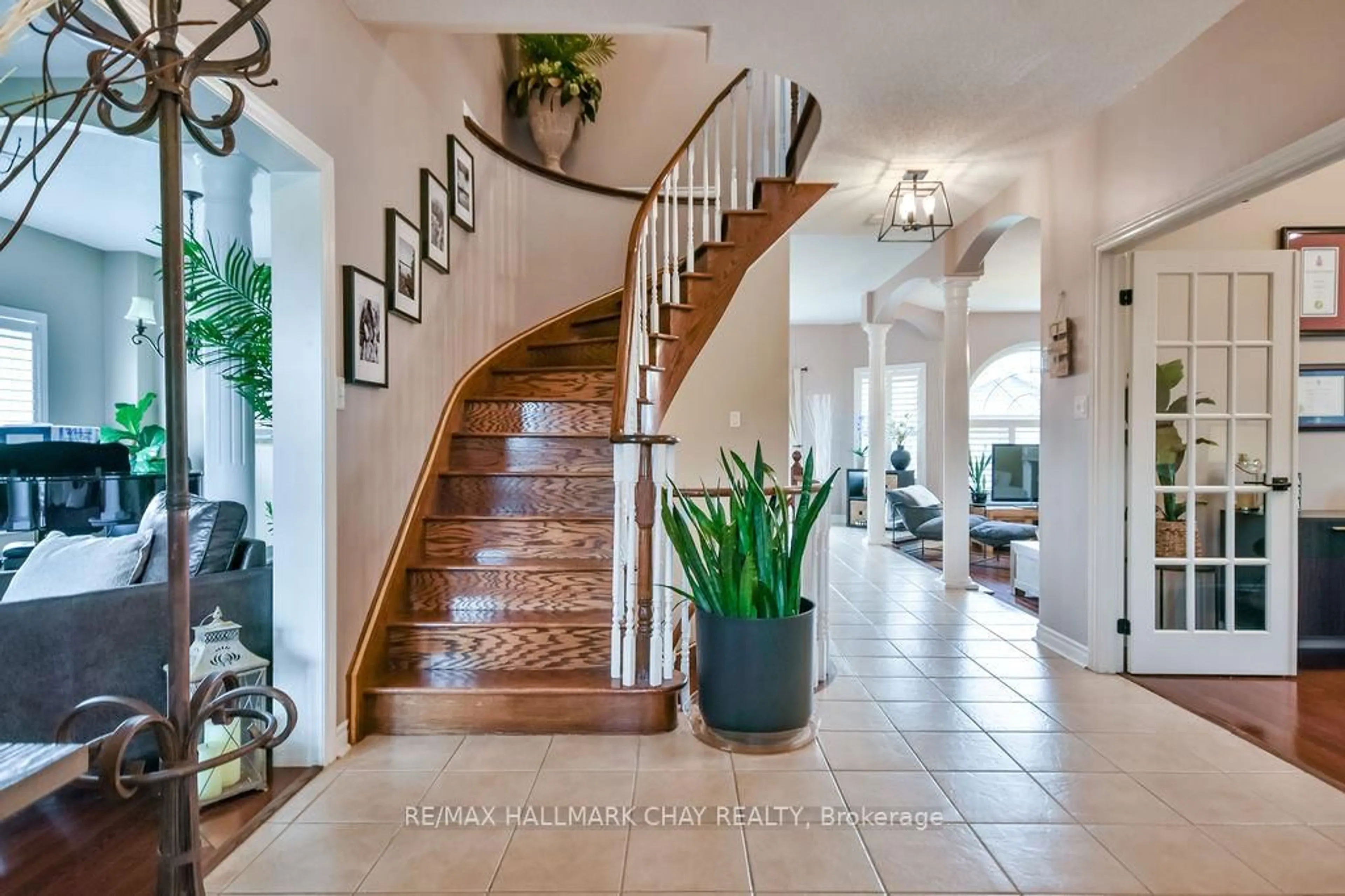 Indoor entryway for 6 Serena Lane, Barrie Ontario L4N 0V6