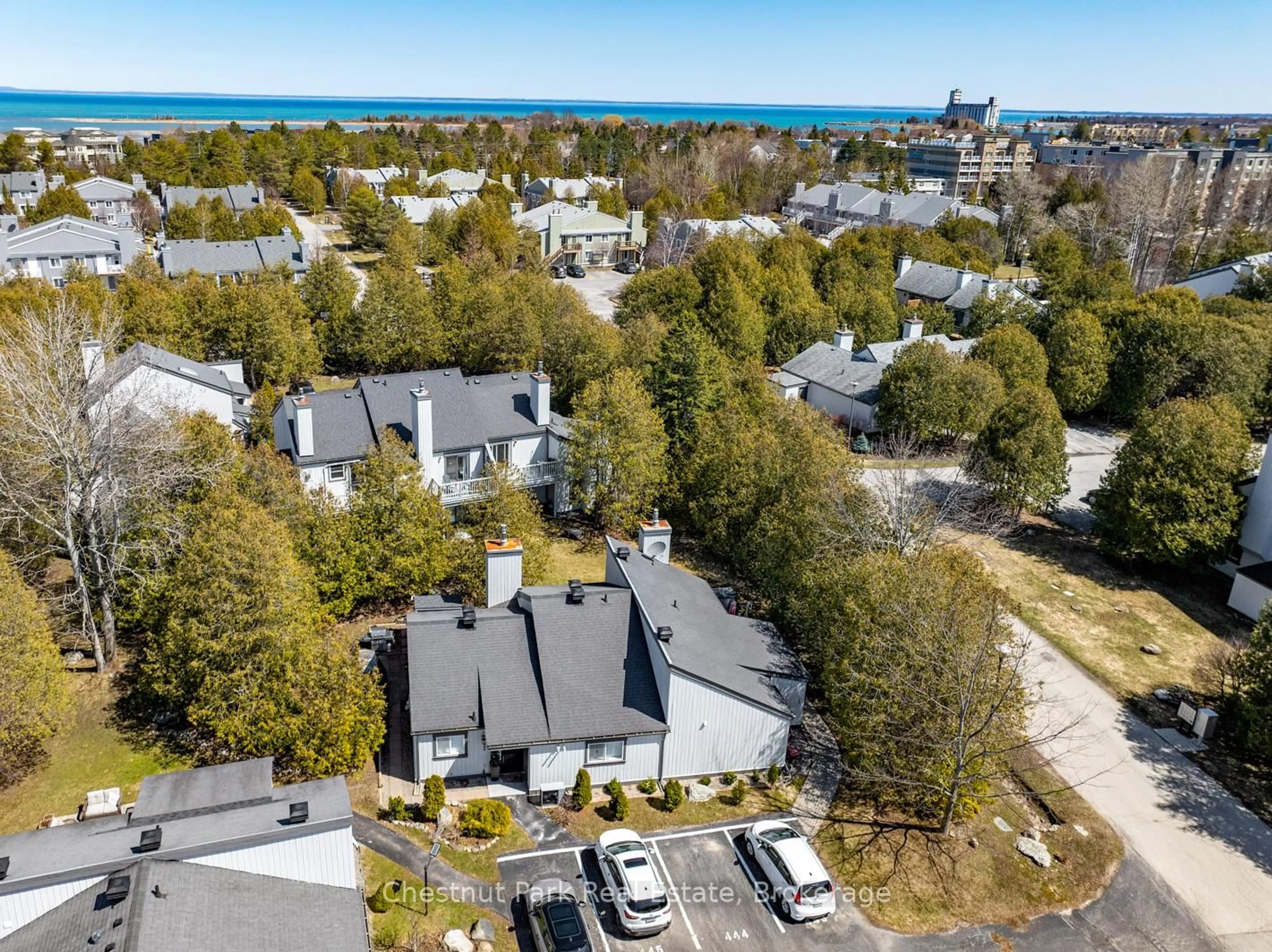 A pic from outside/outdoor area/front of a property/back of a property/a pic from drone, unknown for 443 Oxbow Cres, Collingwood Ontario L9Y 5B4