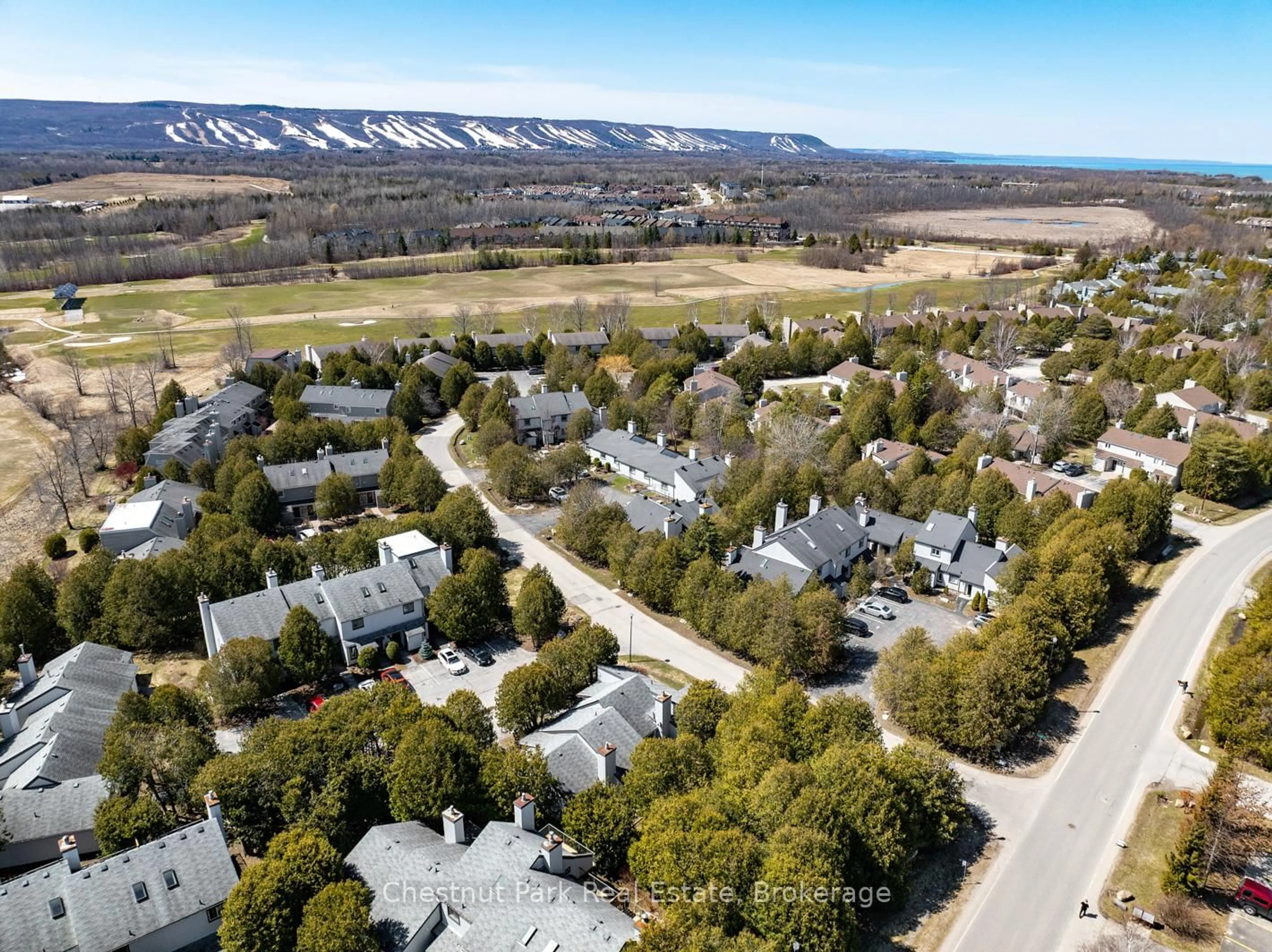 A pic from outside/outdoor area/front of a property/back of a property/a pic from drone, mountain view for 443 Oxbow Cres, Collingwood Ontario L9Y 5B4