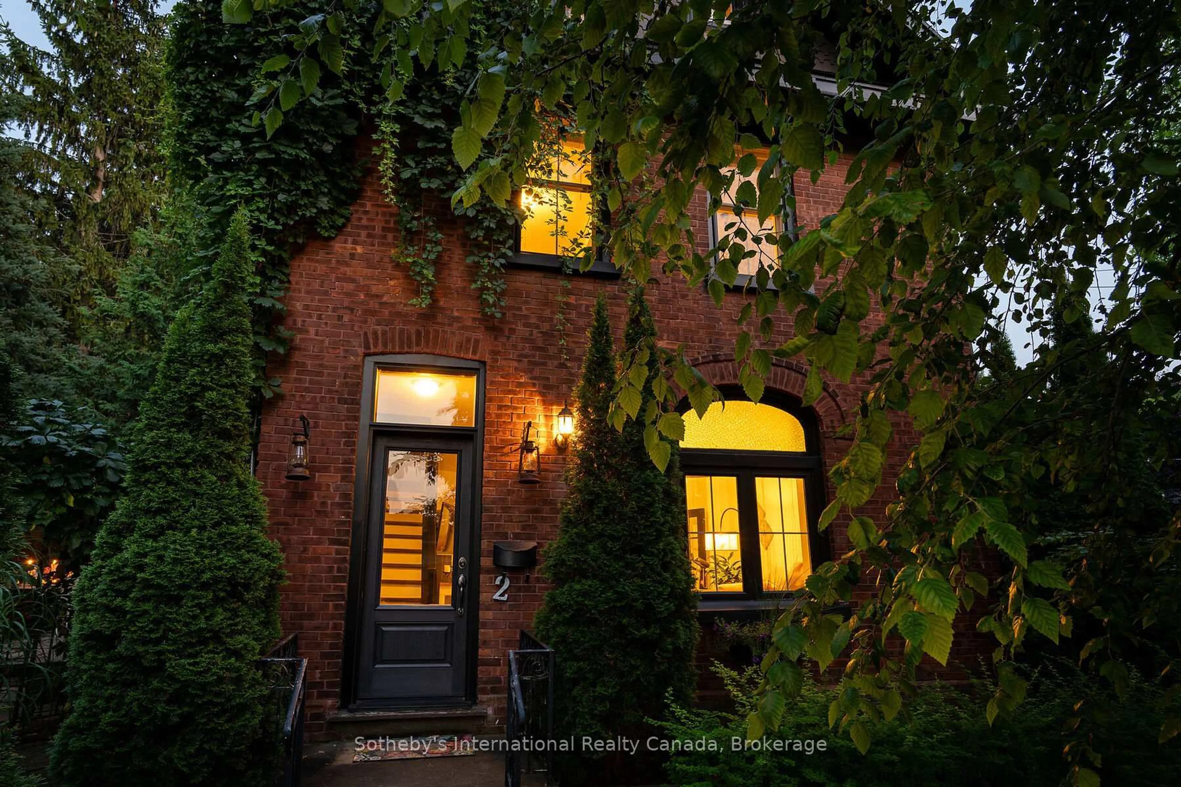 Indoor entryway for 2 Erie St, Collingwood Ontario L9Y 1P4