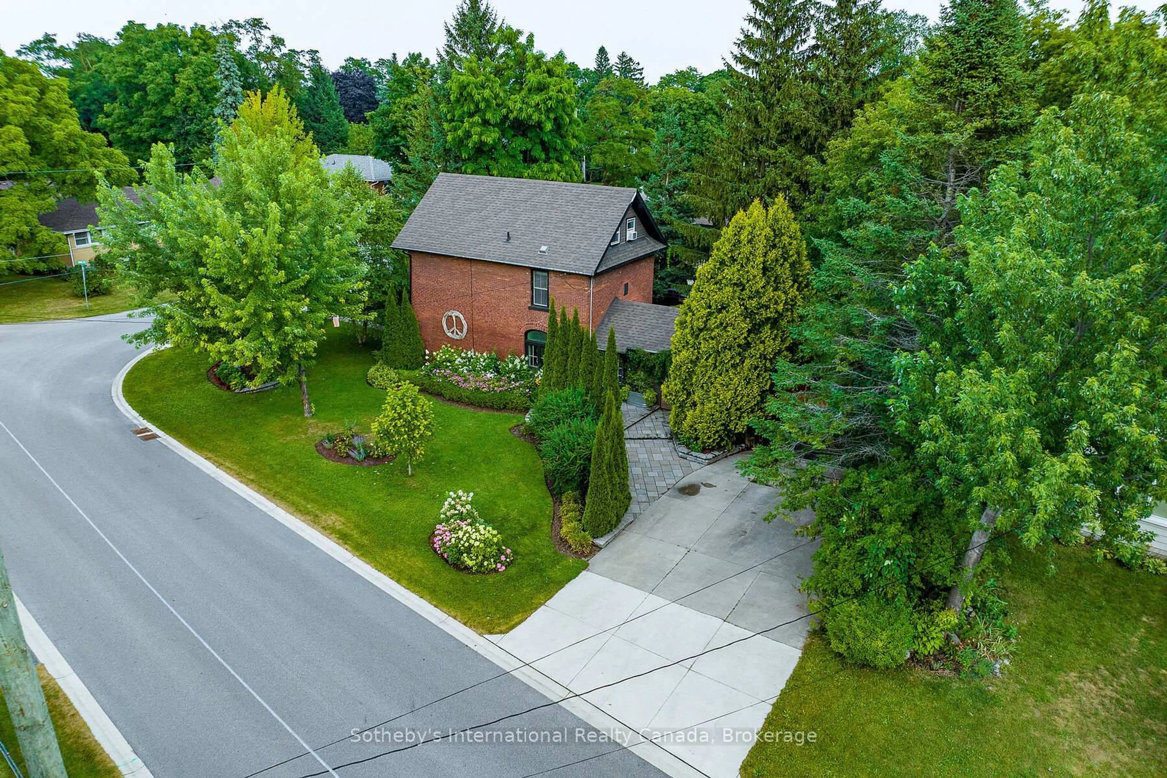 A pic from outside/outdoor area/front of a property/back of a property/a pic from drone, street for 2 Erie St, Collingwood Ontario L9Y 1P4