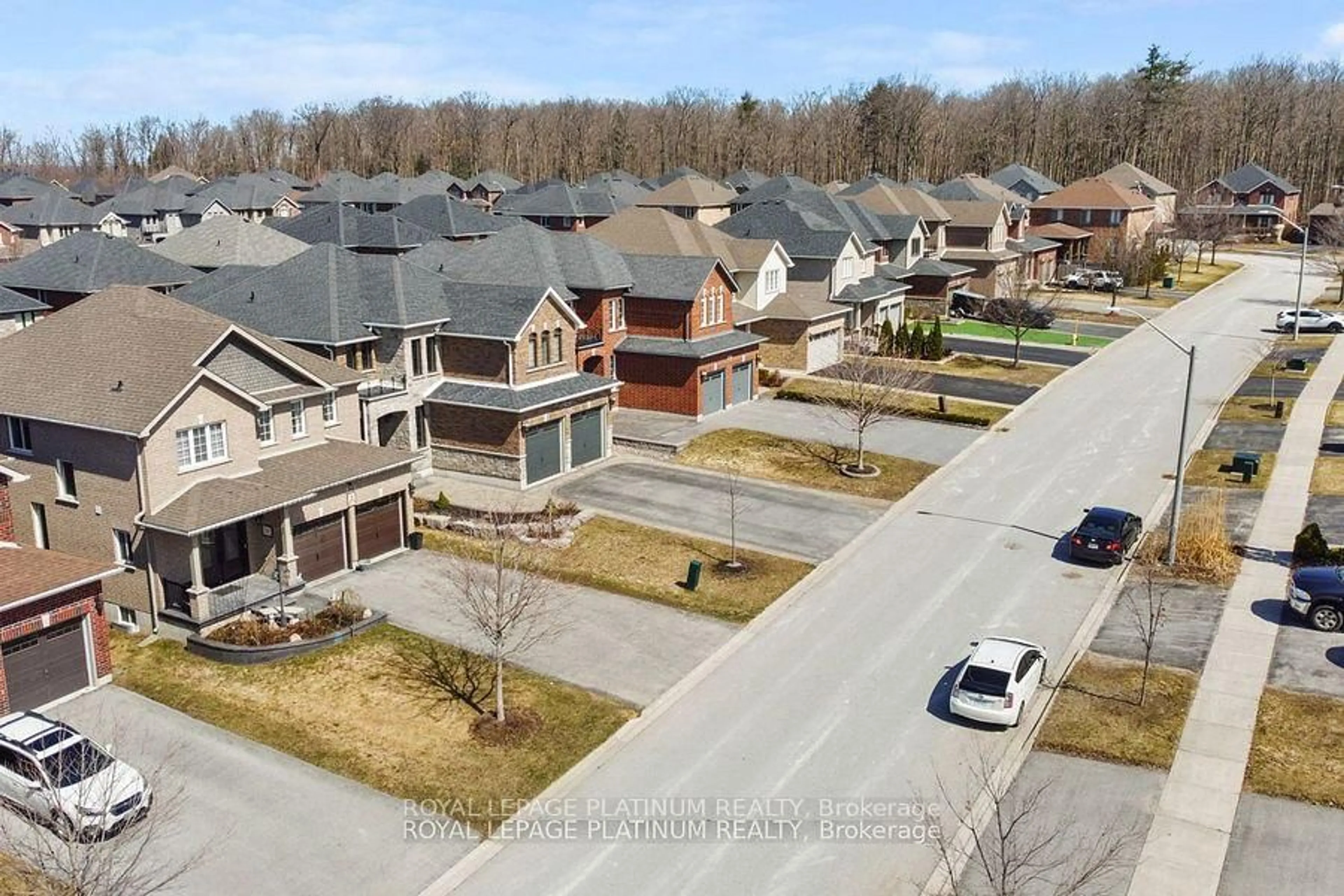 A pic from outside/outdoor area/front of a property/back of a property/a pic from drone, street for 52 Jewel House Lane, Barrie Ontario L4N 8J7