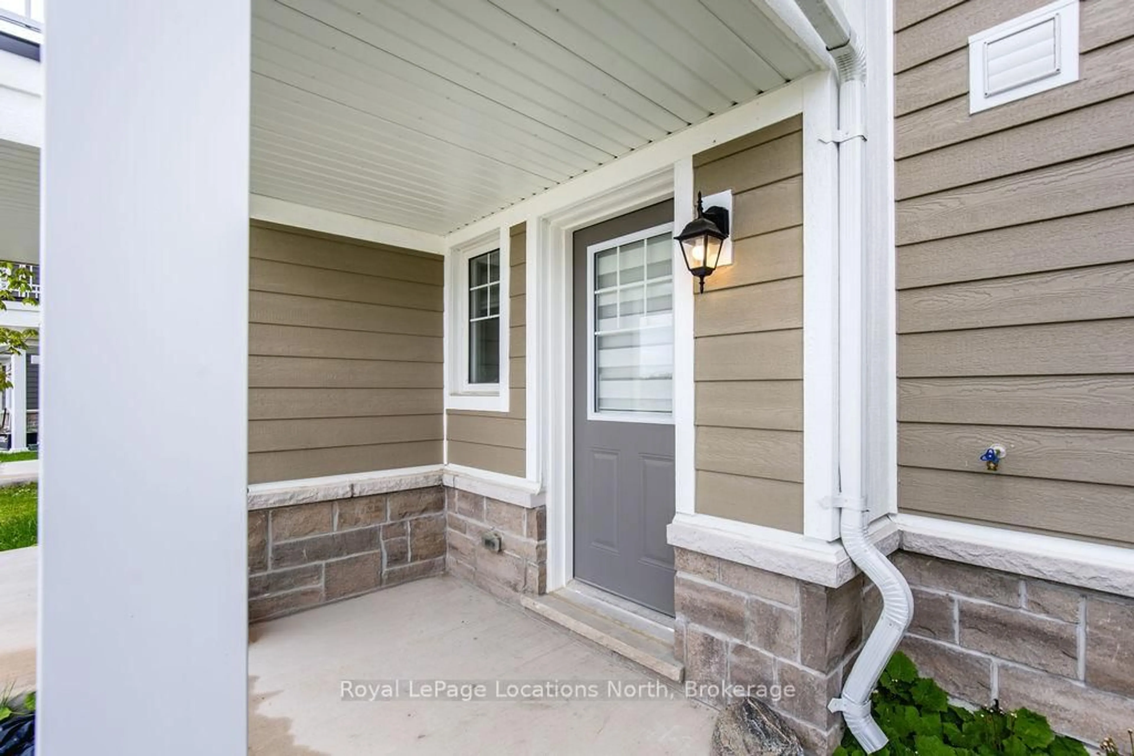 Indoor entryway for 17 Sama Way, Wasaga Beach Ontario L9Z 0K3
