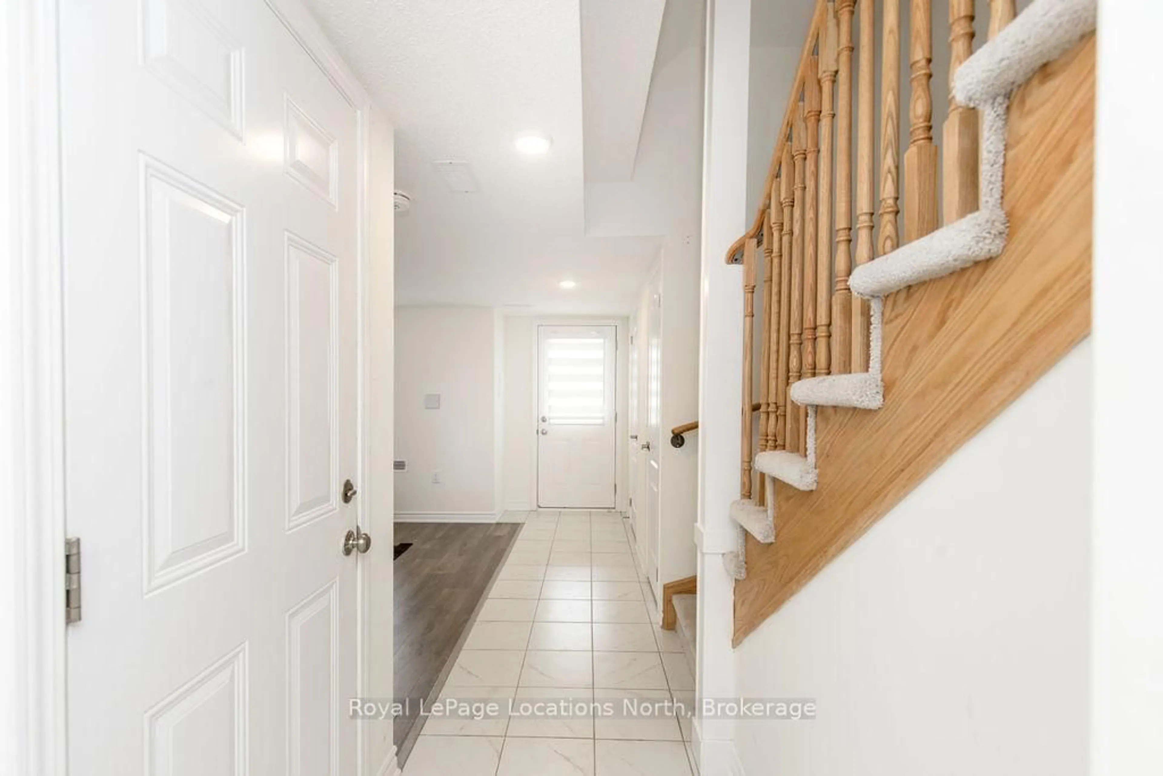Indoor entryway for 17 Sama Way, Wasaga Beach Ontario L9Z 0K3