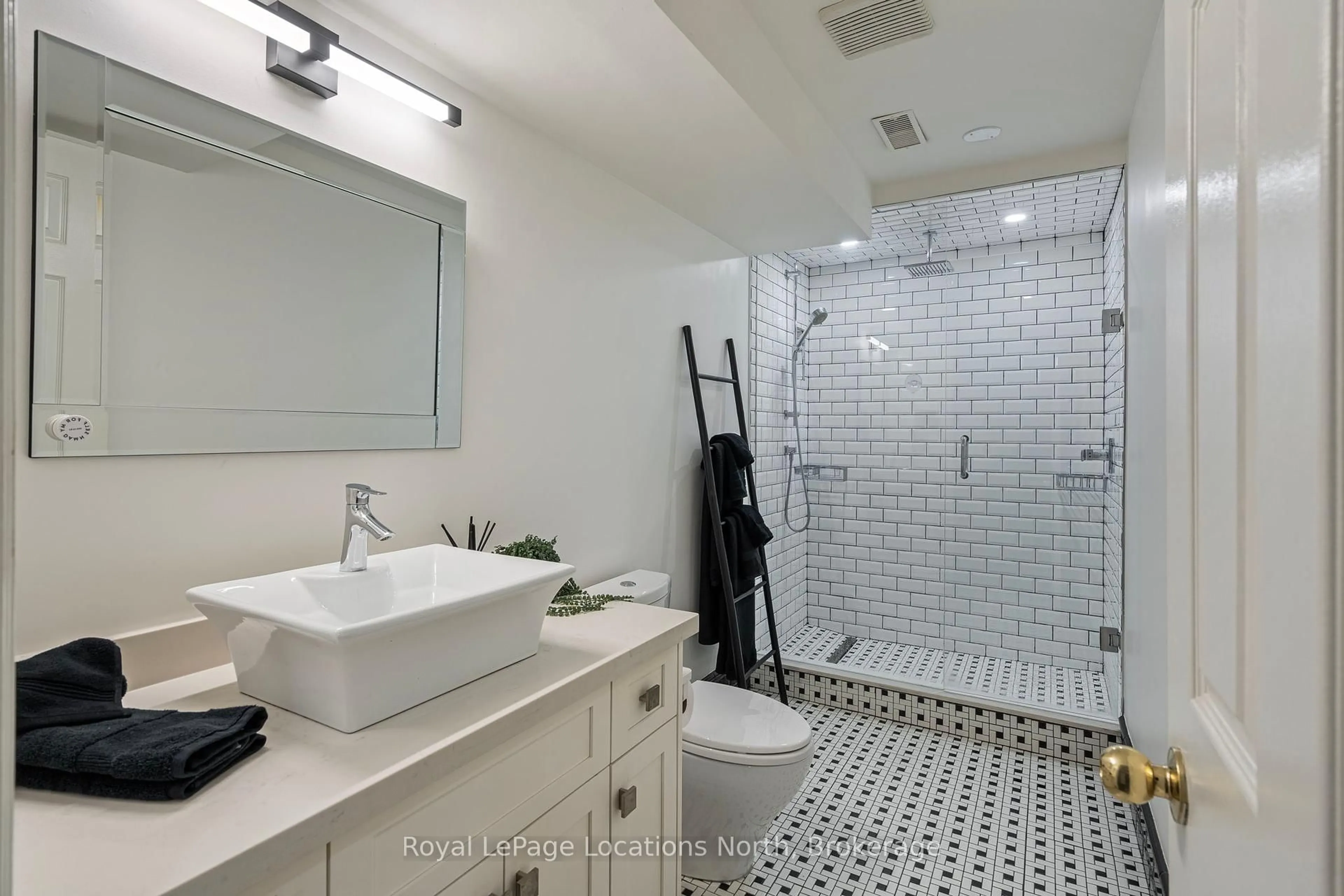 Contemporary bathroom, ceramic/tile floor for 60 Lockhart Rd, Collingwood Ontario L9Y 2L3