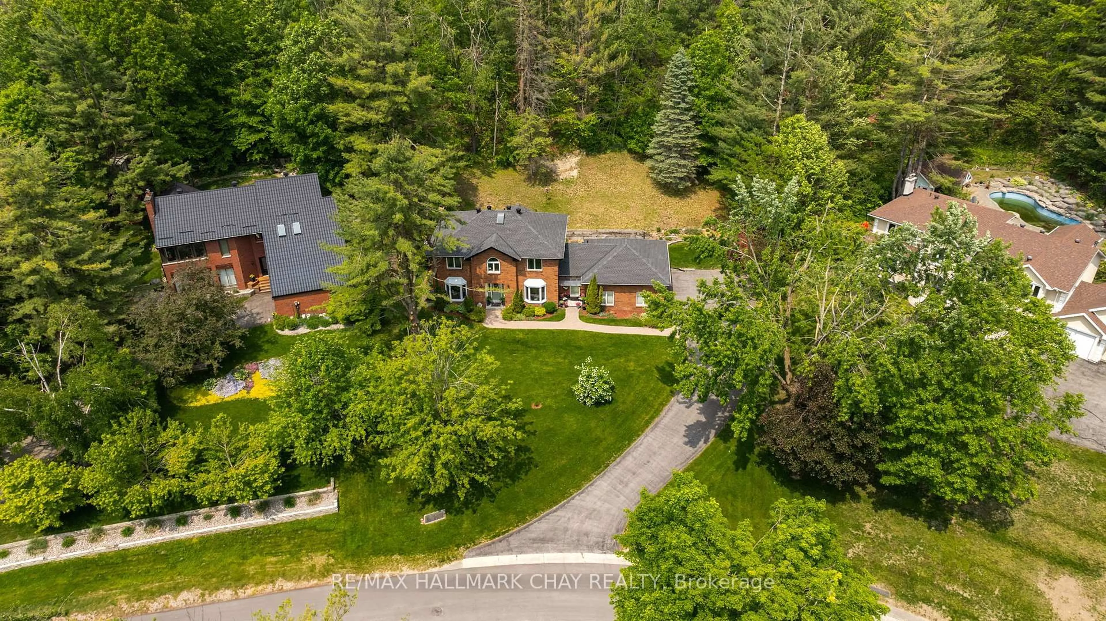 A pic from outside/outdoor area/front of a property/back of a property/a pic from drone, unknown for 4 IDLEWOOD Dr, Springwater Ontario L0L 1X1