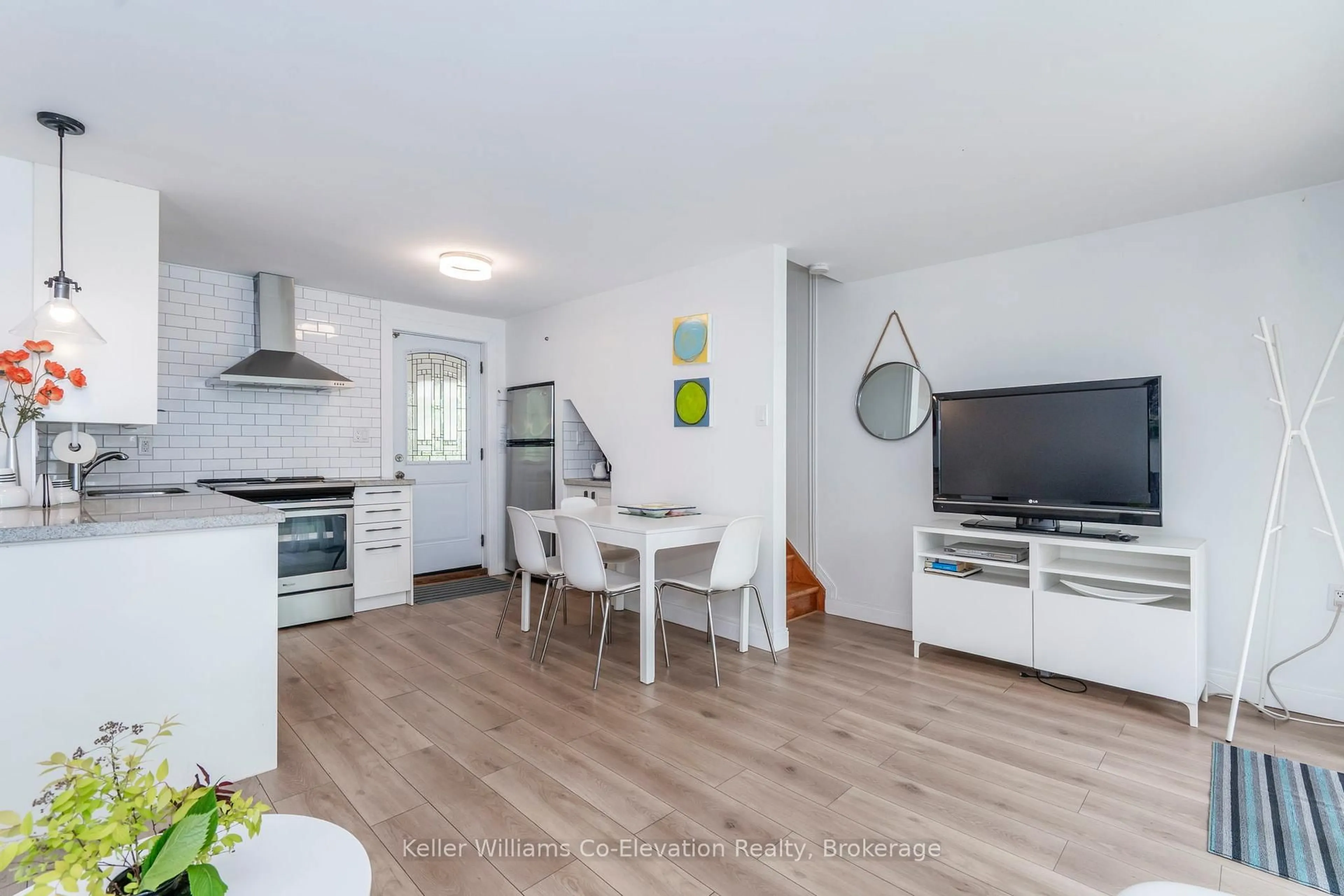 Open concept kitchen, wood/laminate floor for 730 Concession 15 Rd, Tiny Ontario L9M 1R3