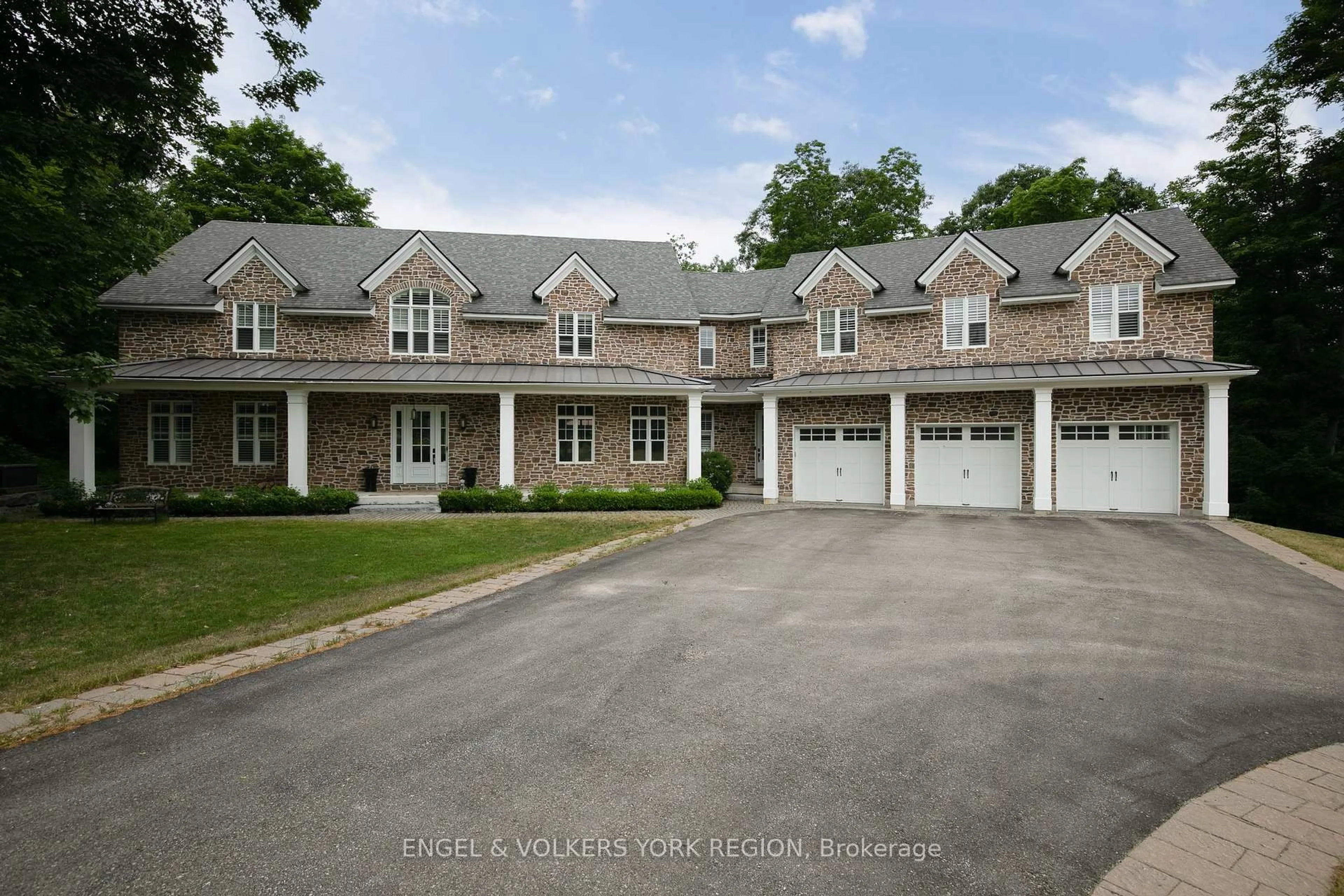A pic from outside/outdoor area/front of a property/back of a property/a pic from drone, street for 16 Heron Blvd, Springwater Ontario L9X 0J1