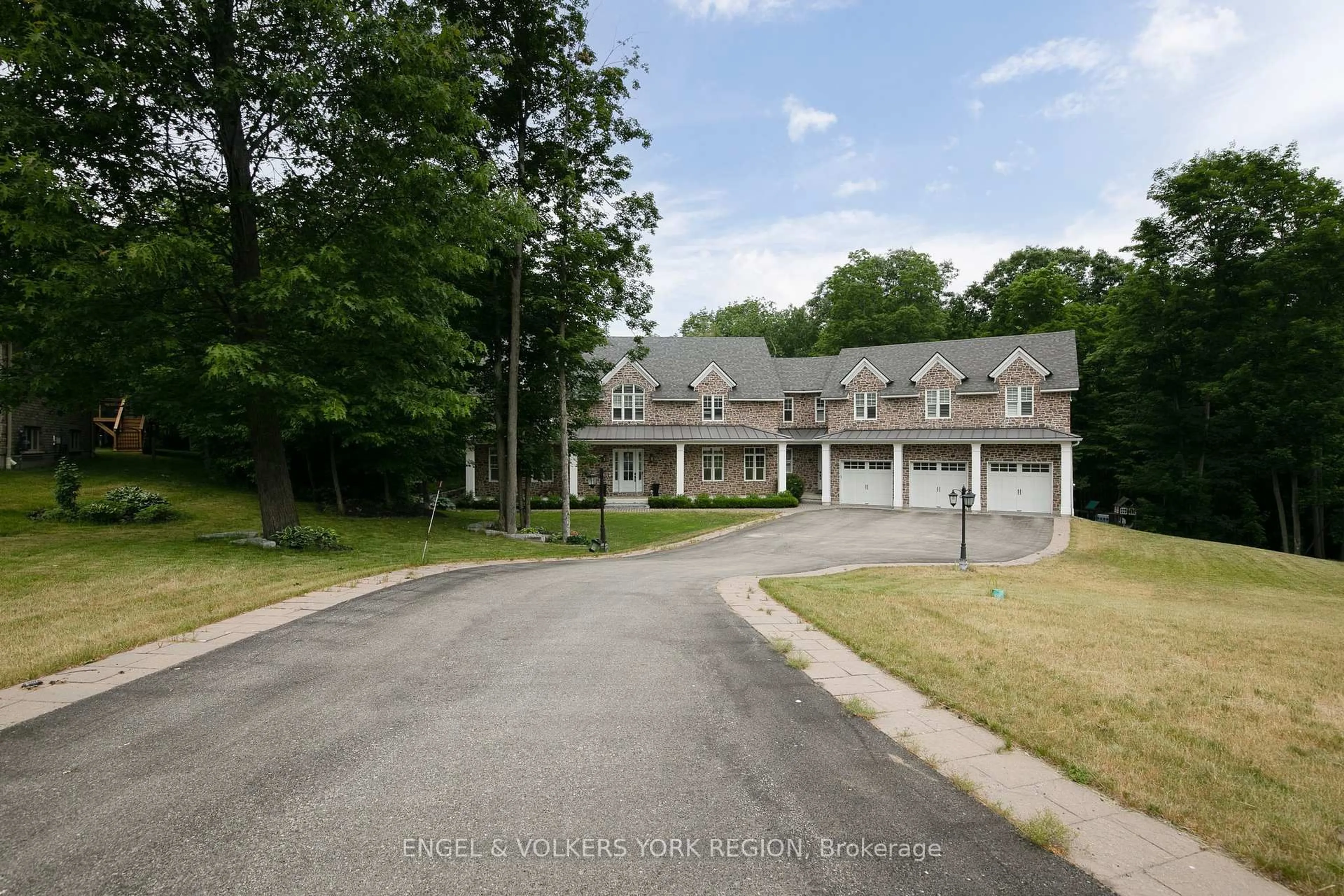 A pic from outside/outdoor area/front of a property/back of a property/a pic from drone, street for 16 Heron Blvd, Springwater Ontario L9X 0J1