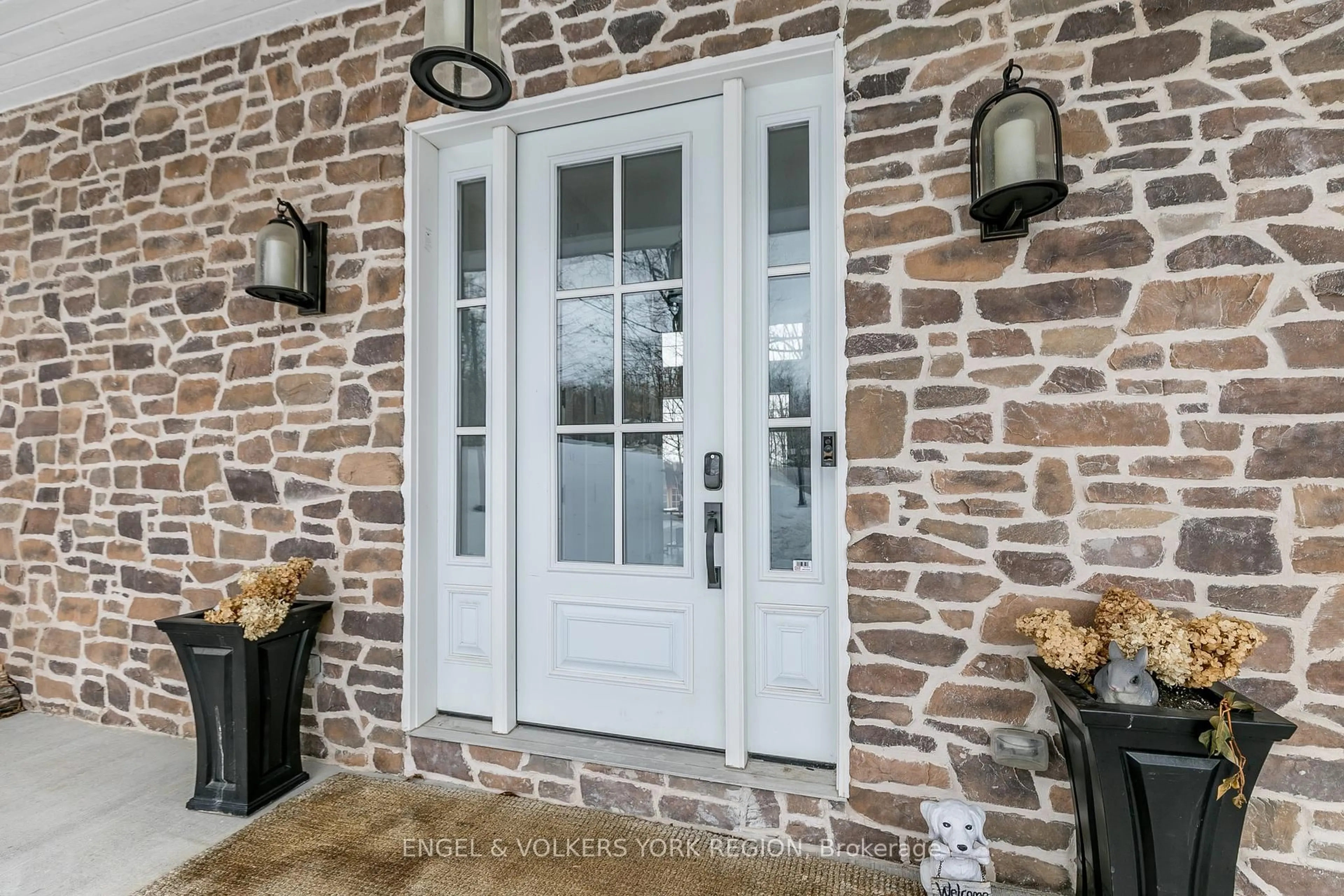 Indoor entryway for 16 Heron Blvd, Springwater Ontario L9X 0J1