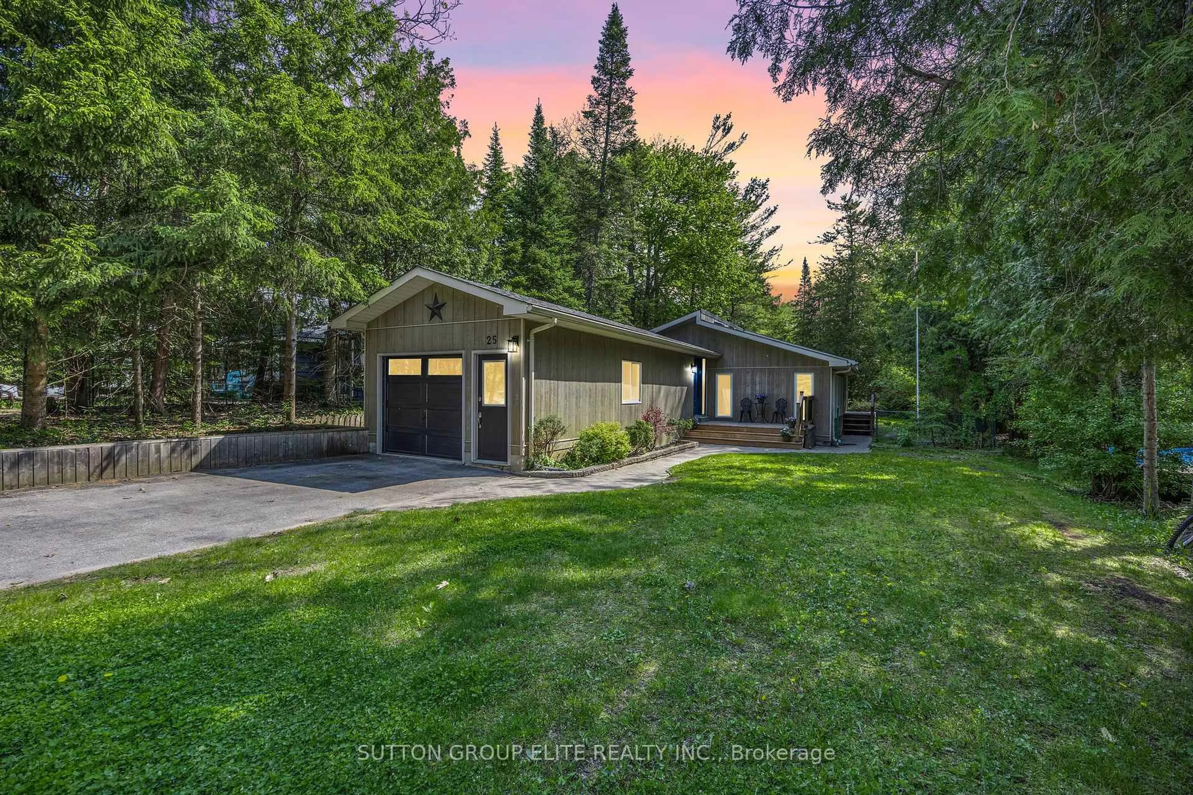 A pic from outside/outdoor area/front of a property/back of a property/a pic from drone, unknown for 25 Sylvan Ave, Wasaga Beach Ontario L9Z 1T3