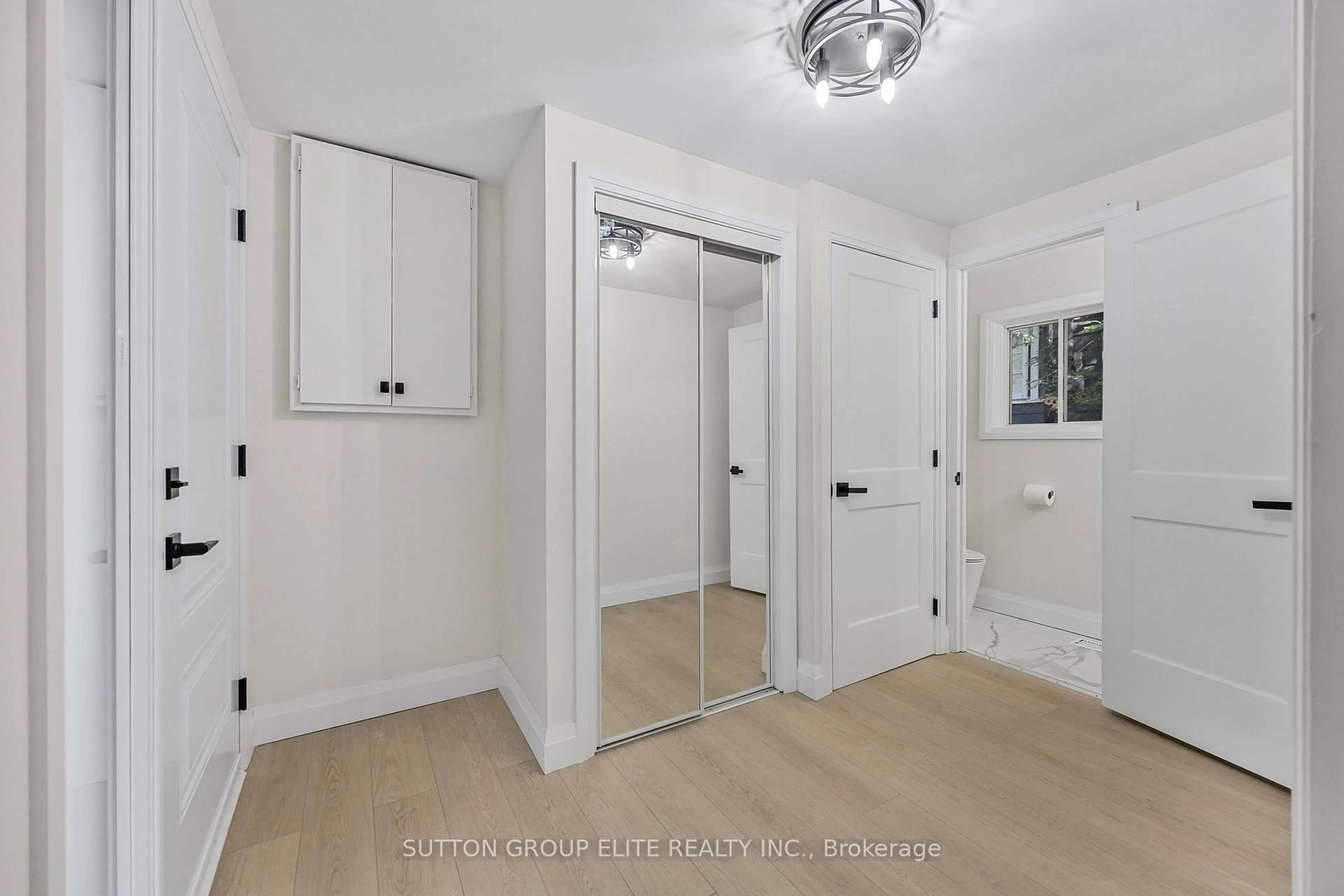 Indoor entryway for 25 Sylvan Ave, Wasaga Beach Ontario L9Z 1T3