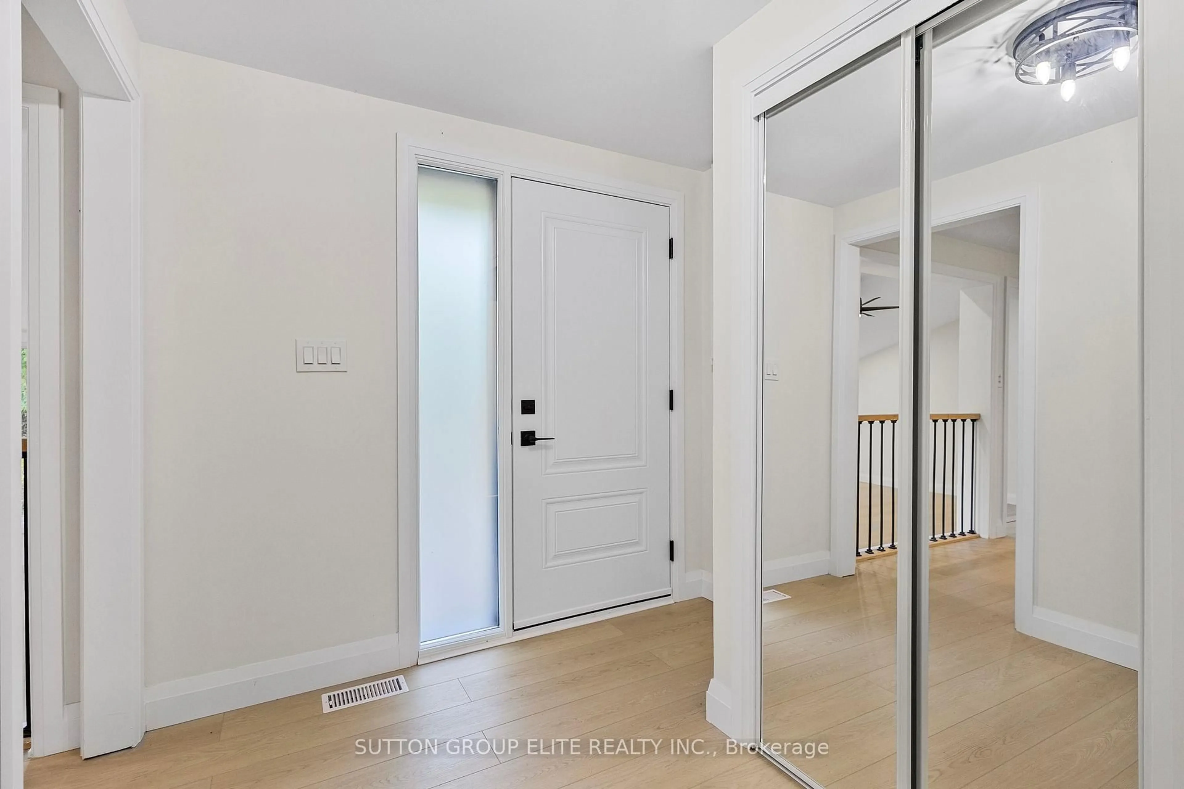 Indoor entryway for 25 Sylvan Ave, Wasaga Beach Ontario L9Z 1T3