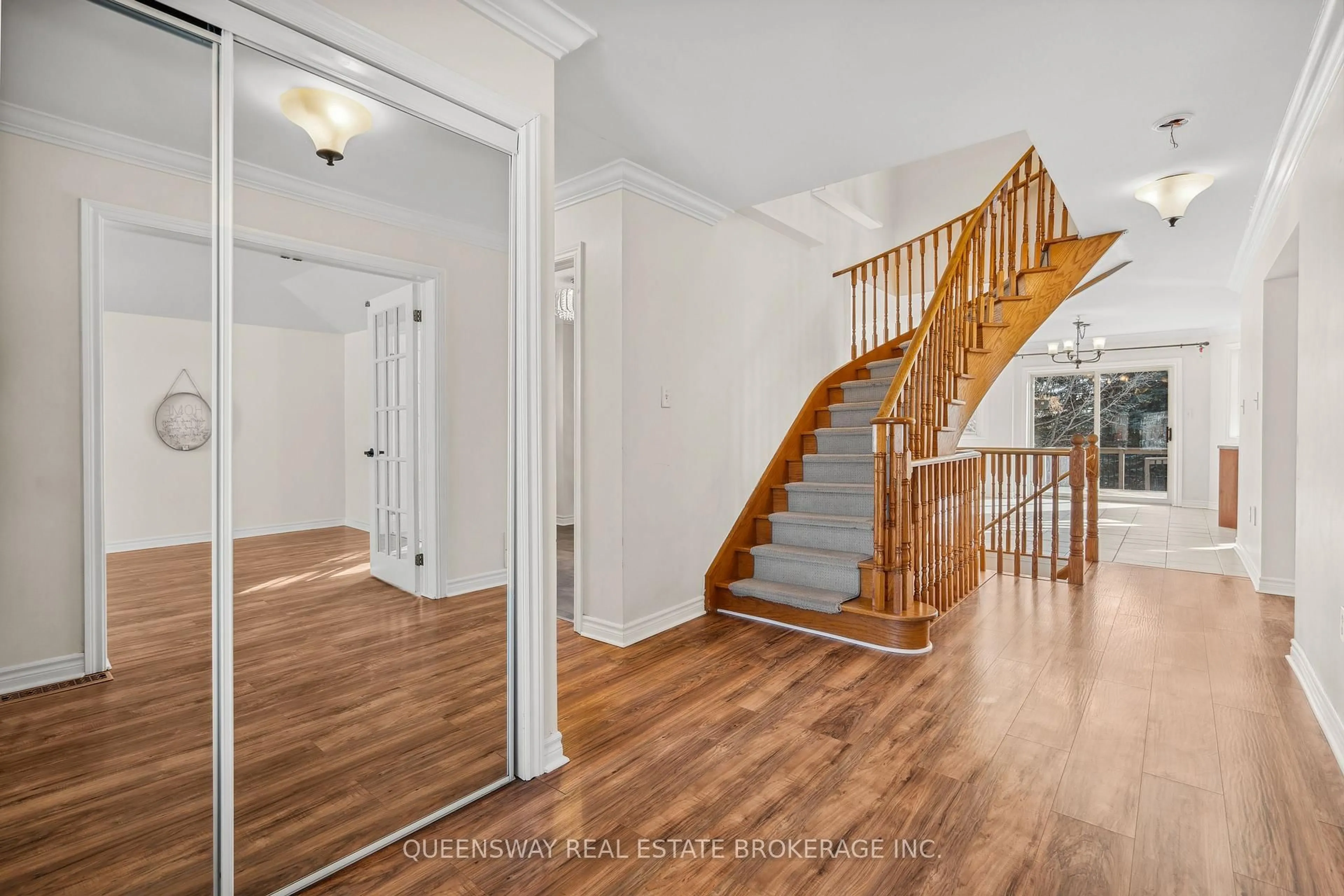 Indoor entryway for 55 GOLDEN EAGLE Way, Barrie Ontario L4M 6P8