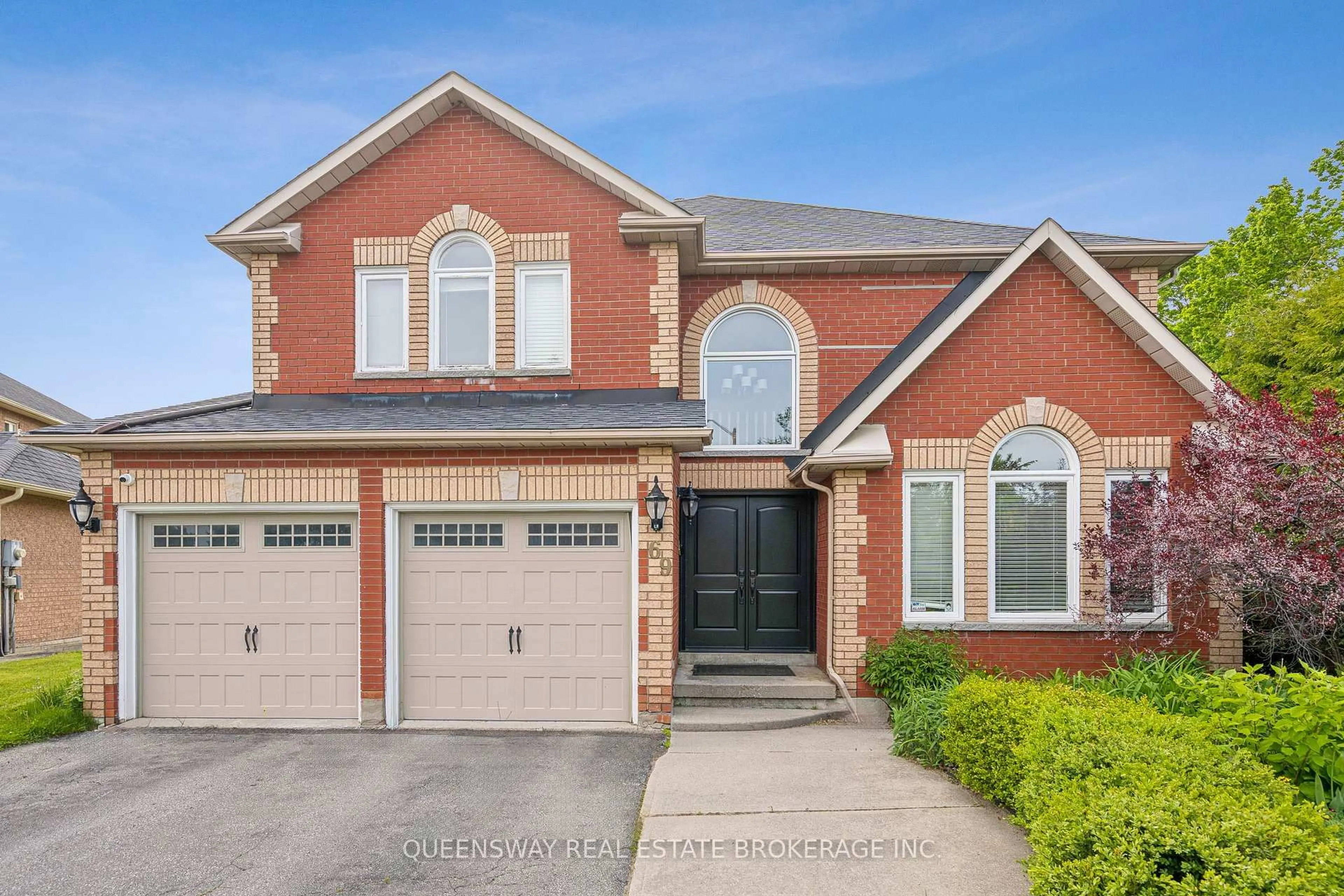Home with brick exterior material, street for 69 CITYVIEW Circ, Barrie Ontario L4N 7V1