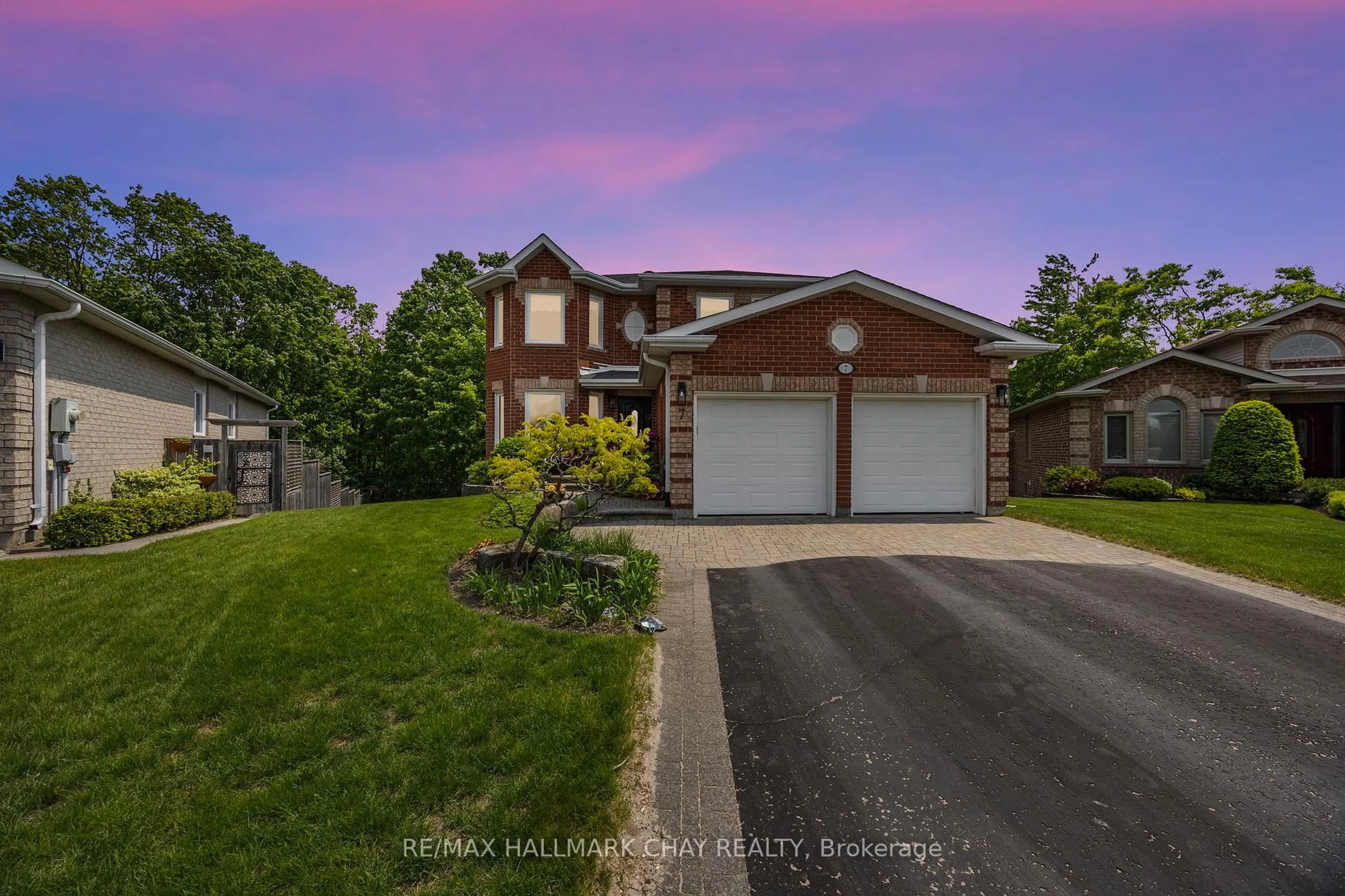 A pic from outside/outdoor area/front of a property/back of a property/a pic from drone, street for 7 Maw Crt, Barrie Ontario L4N 7X7