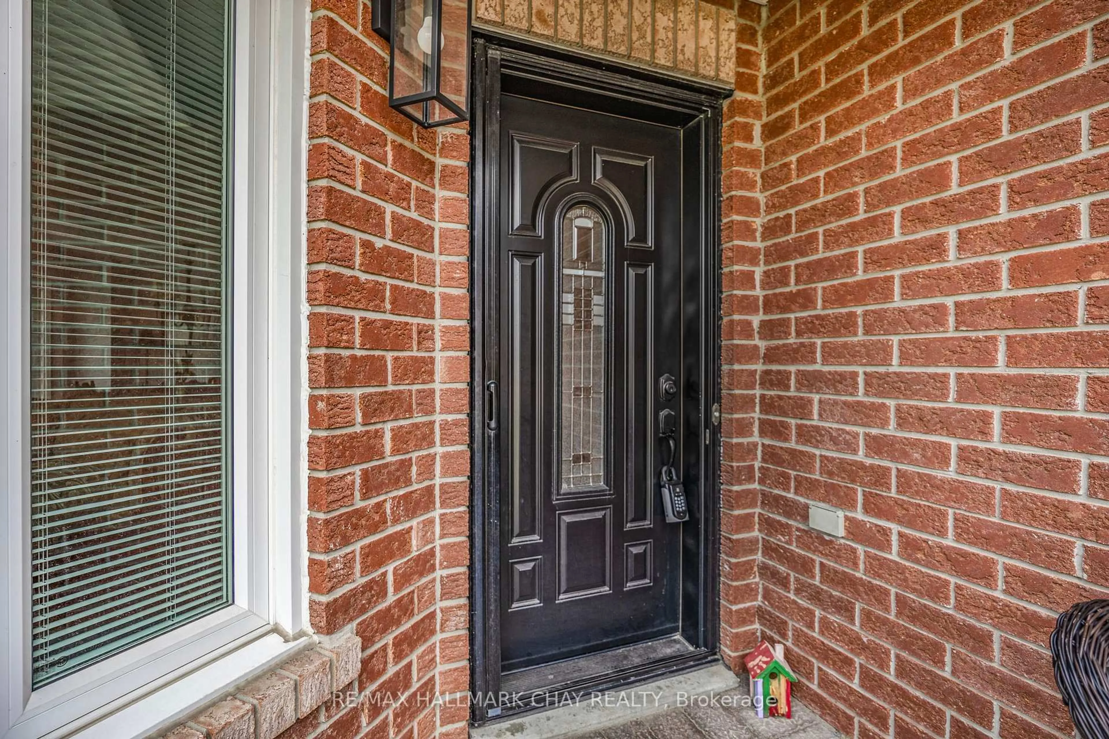 Indoor entryway for 7 Maw Crt, Barrie Ontario L4N 7X7