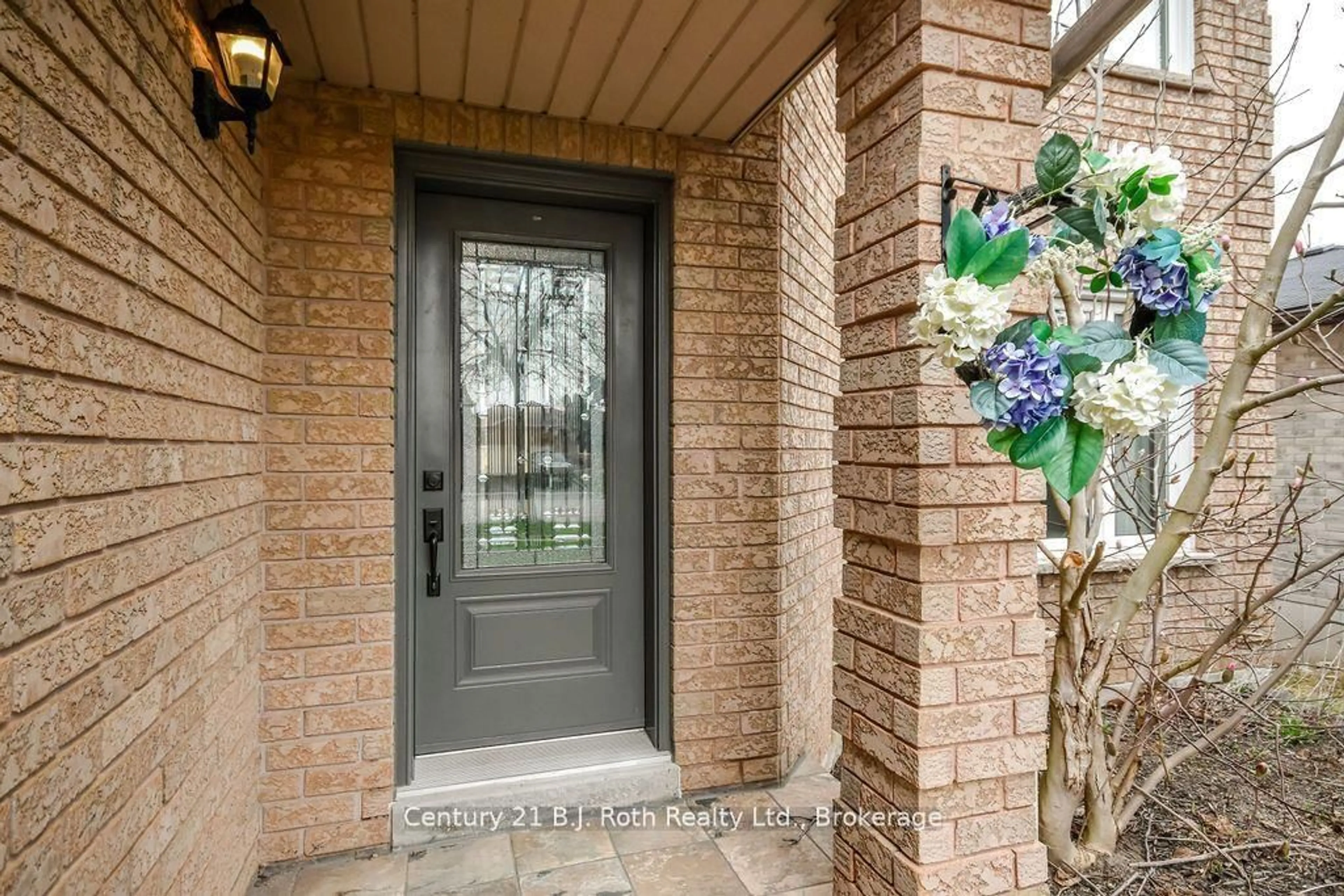 Indoor entryway for 342 CUNDLES Rd, Barrie Ontario L4N 7C8