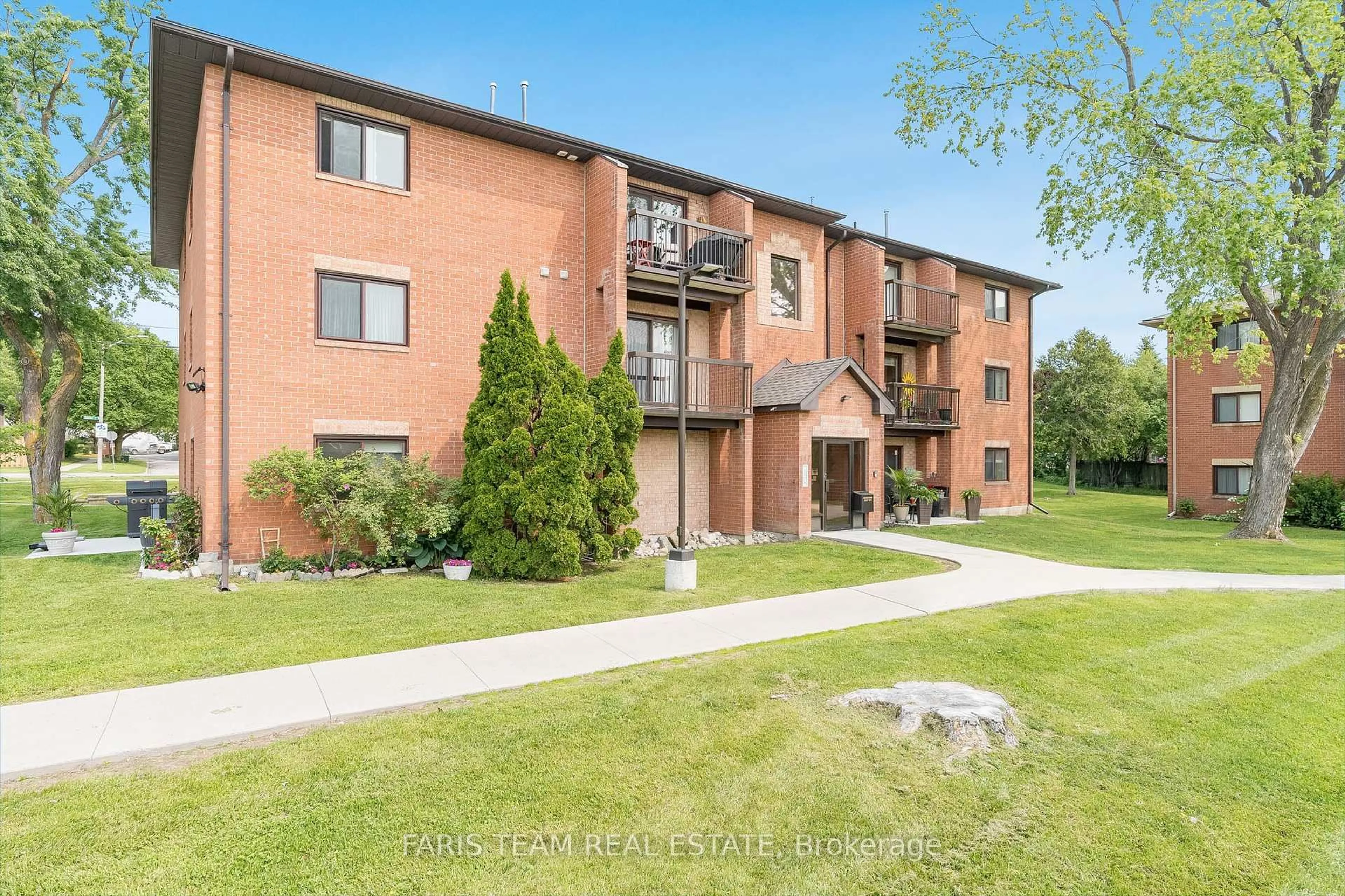 A pic from outside/outdoor area/front of a property/back of a property/a pic from drone, unknown for 147 Edgehill Dr #G12, Barrie Ontario L4N 1L9