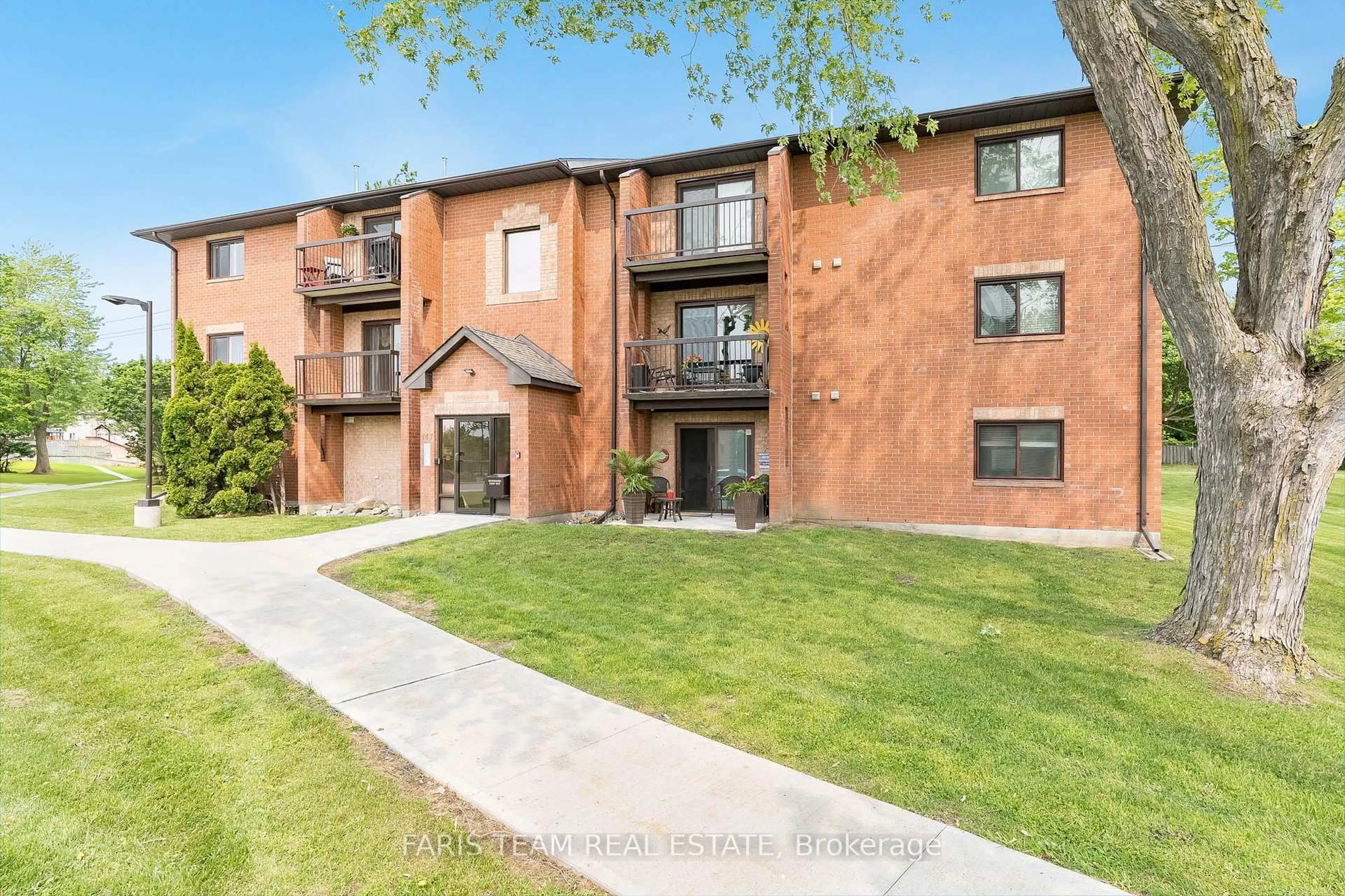 A pic from outside/outdoor area/front of a property/back of a property/a pic from drone, unknown for 147 Edgehill Dr #G12, Barrie Ontario L4N 1L9