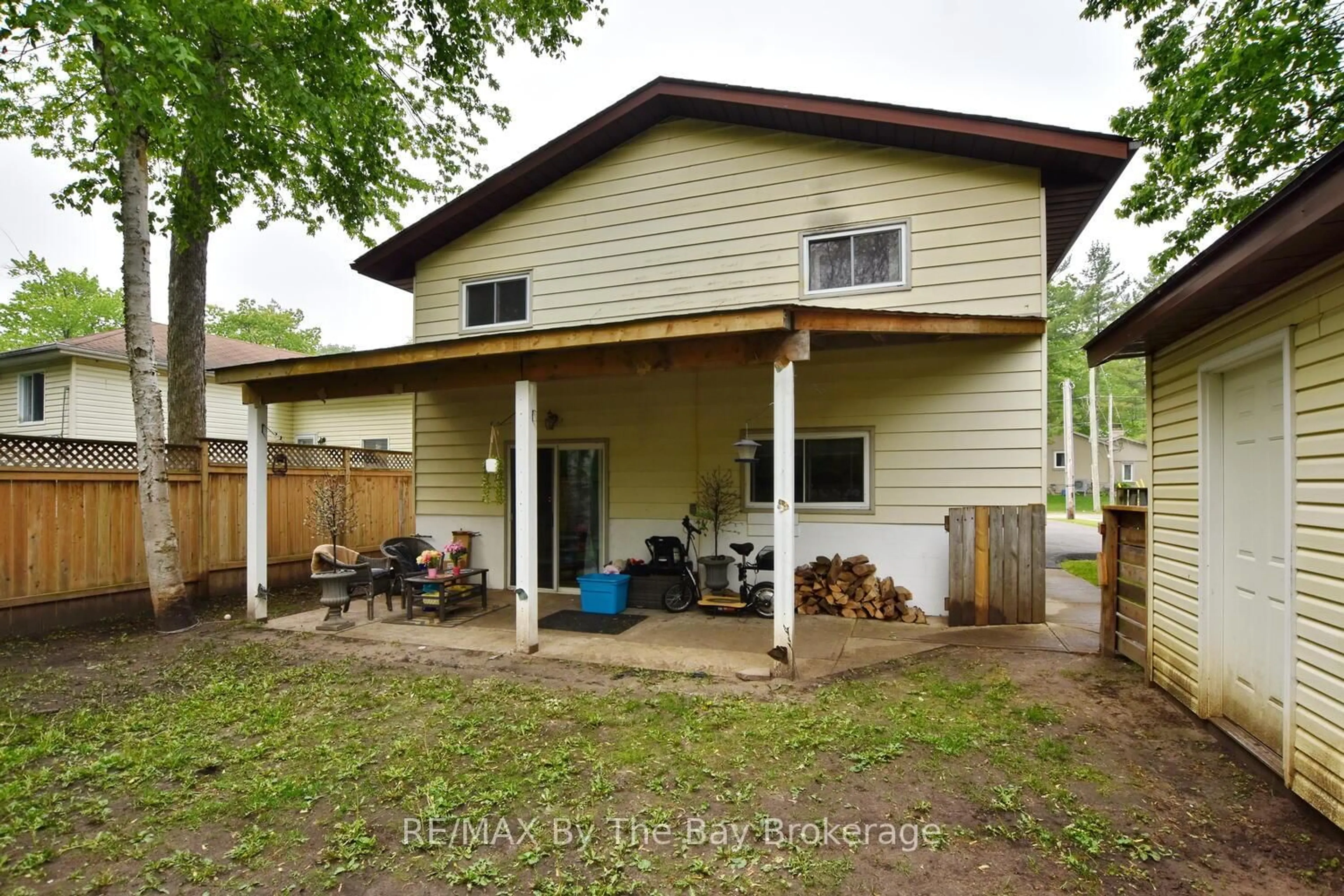 Patio, building for 11 Caribbean Dr, Wasaga Beach Ontario L9Z 2W3