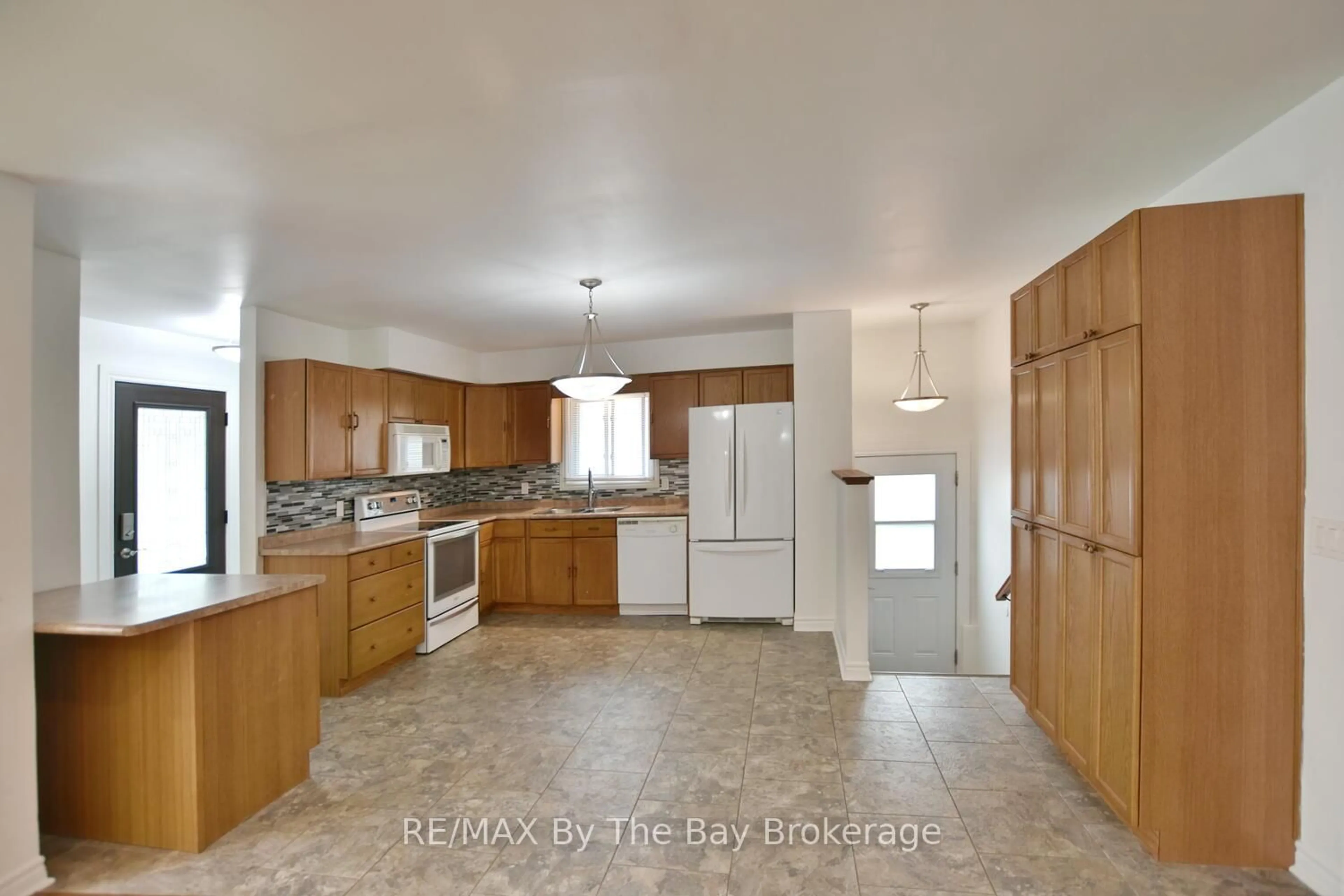 Open concept kitchen, ceramic/tile floor for 11 Caribbean Dr, Wasaga Beach Ontario L9Z 2W3