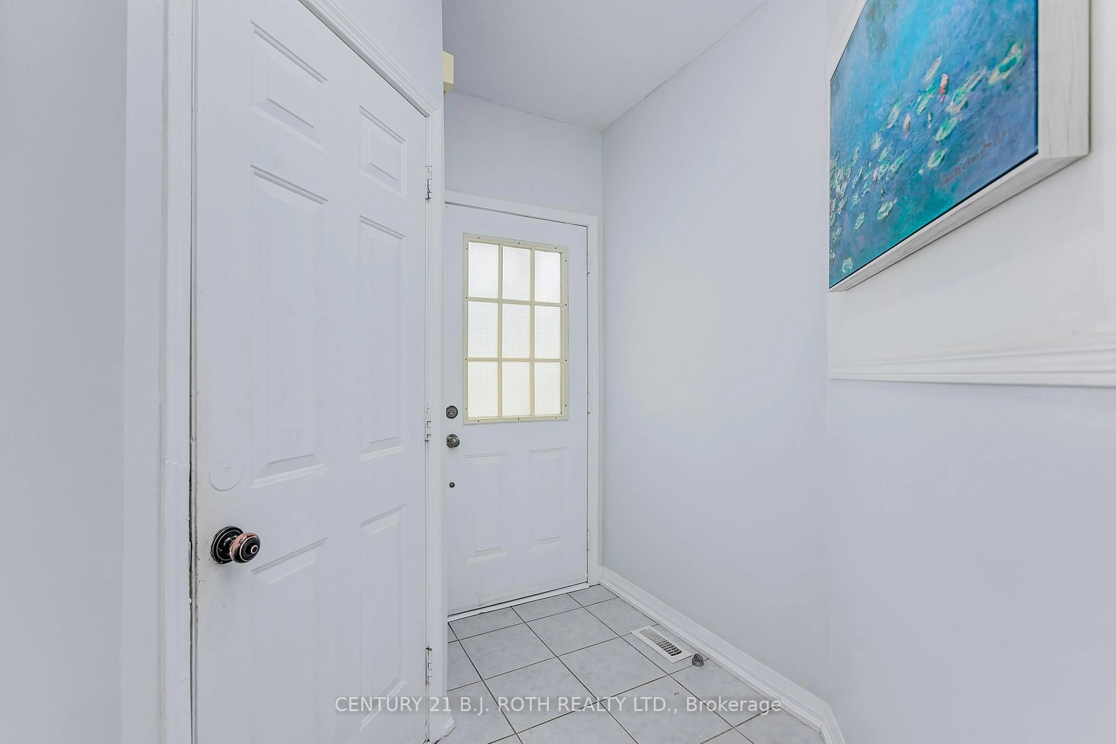 Indoor entryway for 93 Hawthorne Cres, Barrie Ontario L4N 9Y8