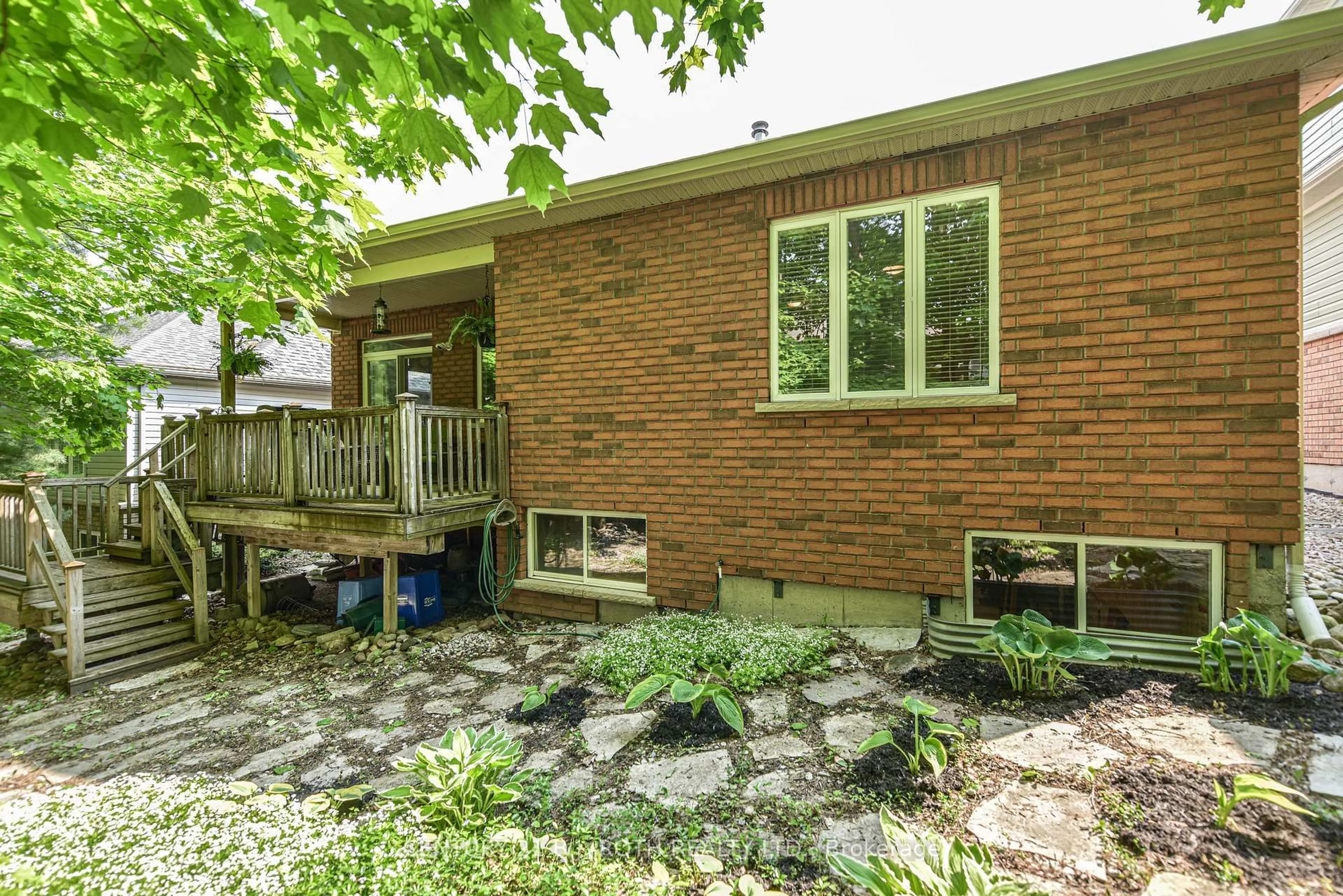 Patio, street for 37 Tanglewood Cres, Oro-Medonte Ontario L0L 2L0