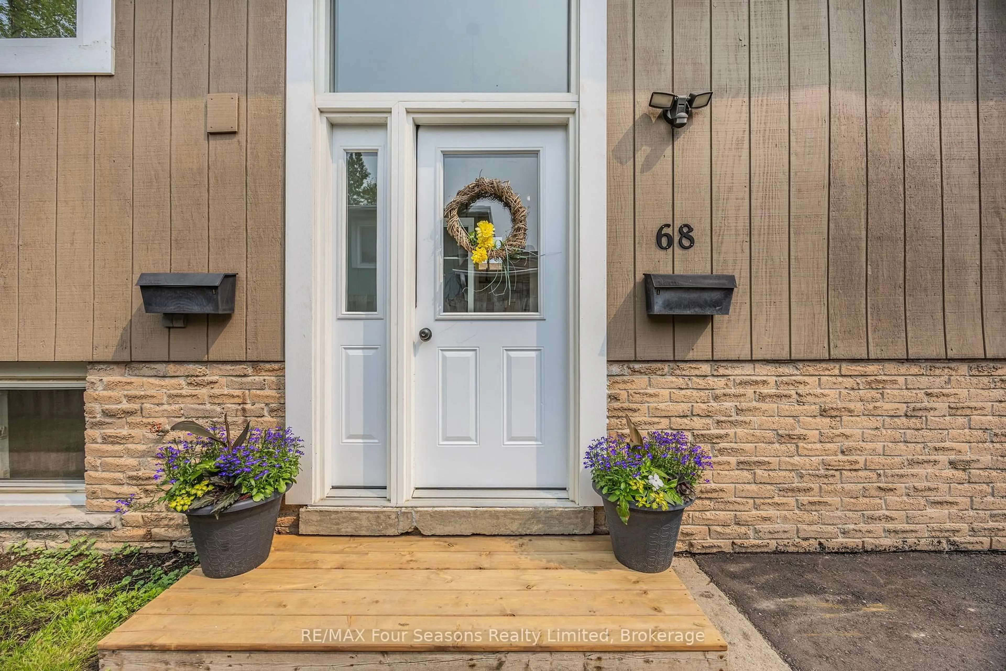 Indoor entryway for 68 Courtice Cres, Collingwood Ontario L9Y 4G1