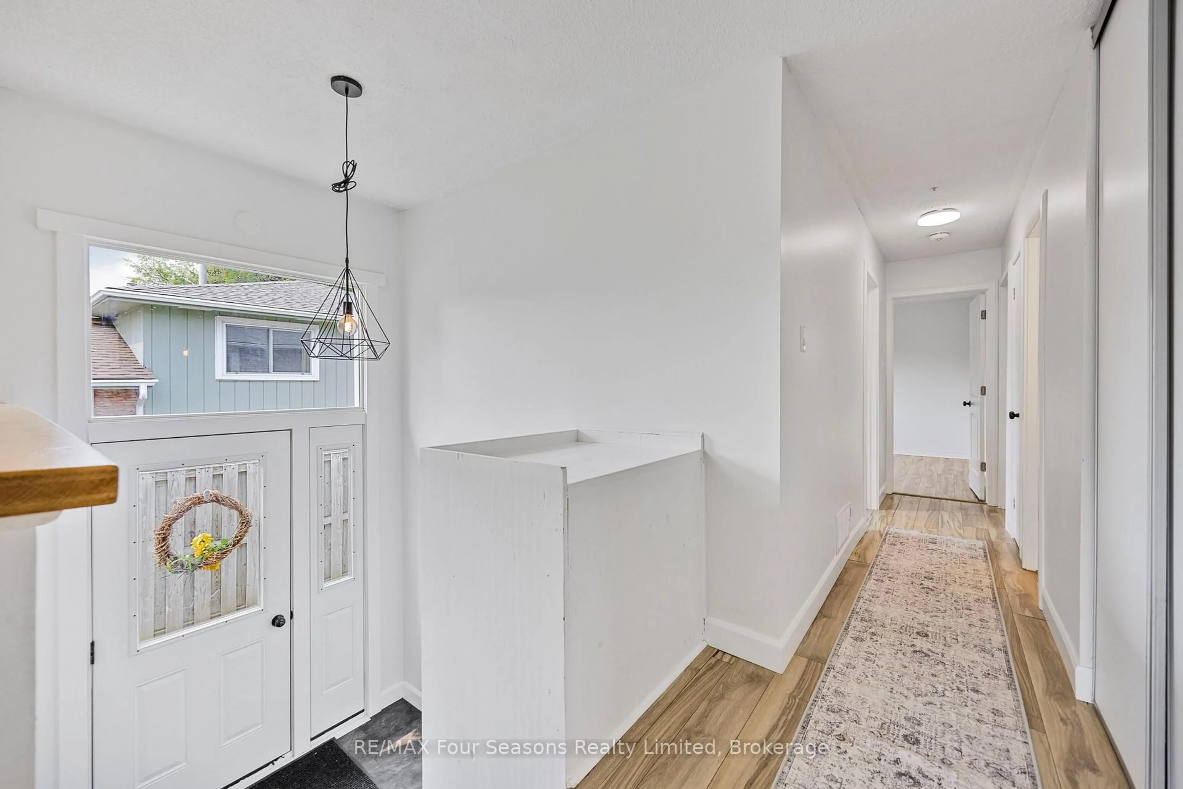 Indoor entryway for 68 Courtice Cres, Collingwood Ontario L9Y 4G1