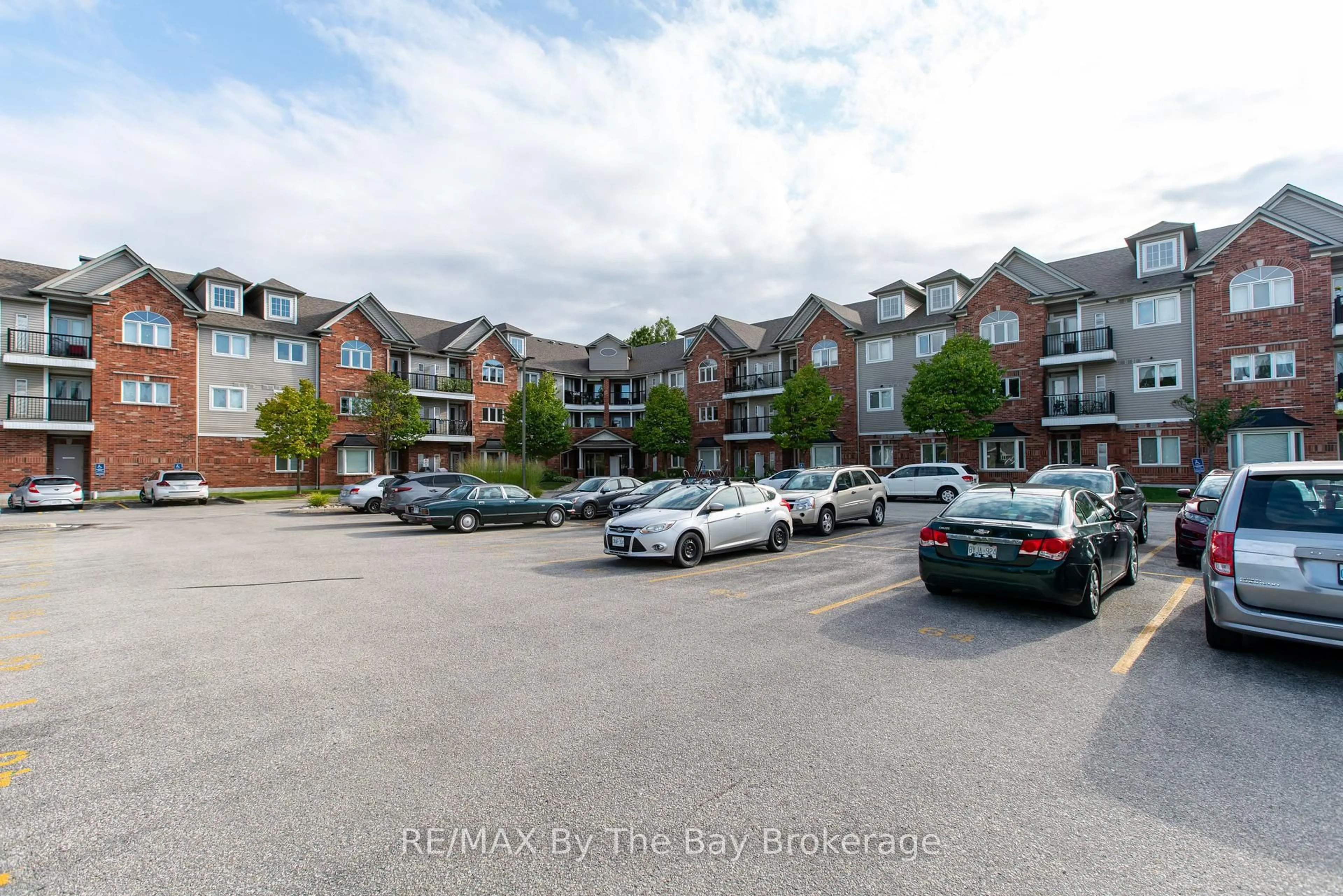 A pic from outside/outdoor area/front of a property/back of a property/a pic from drone, mountain view for 16 Westbury Rd #211, Wasaga Beach Ontario L9Z 0B8