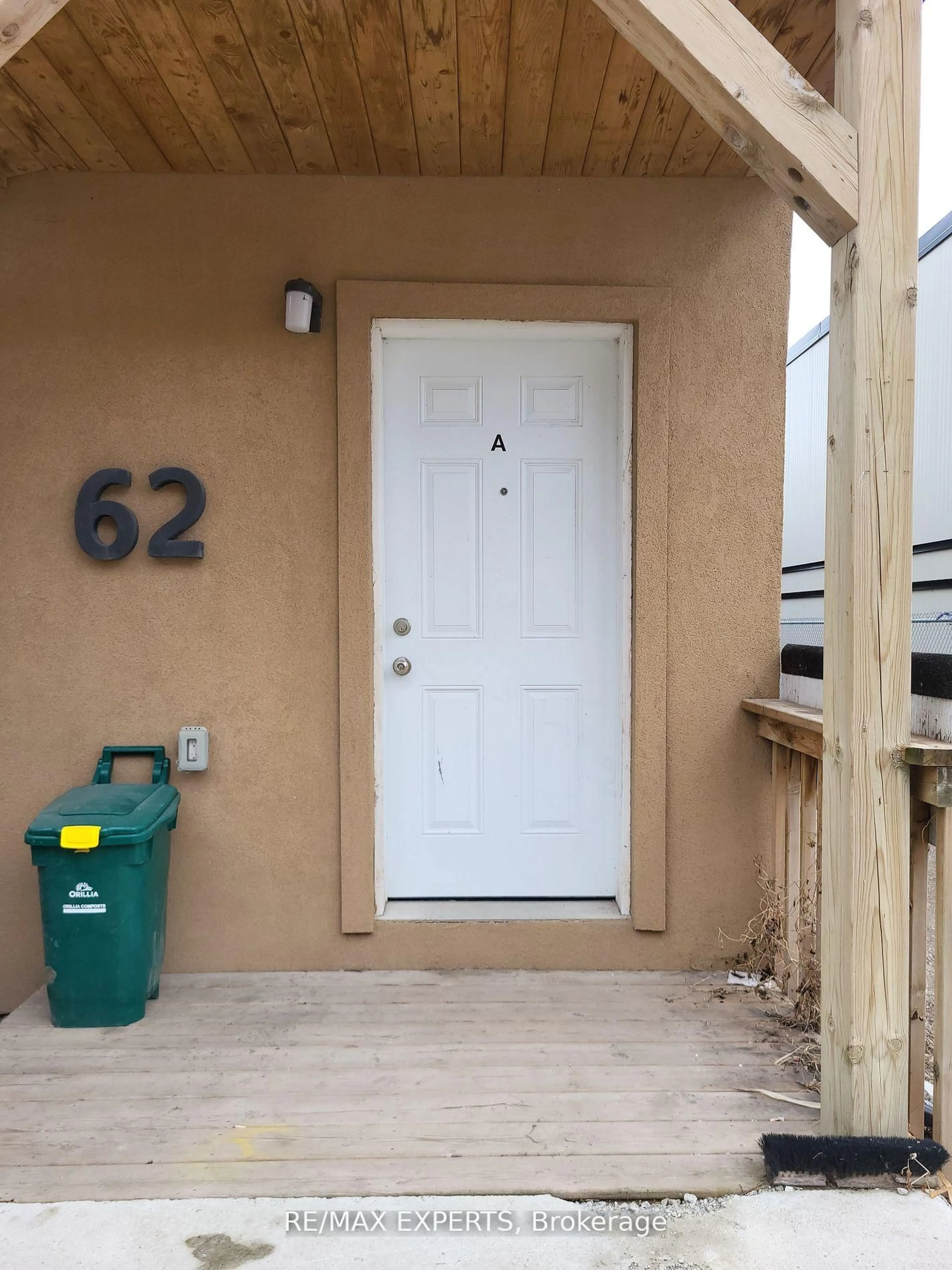 Indoor entryway for 62 West St, Orillia Ontario L3V 5G4